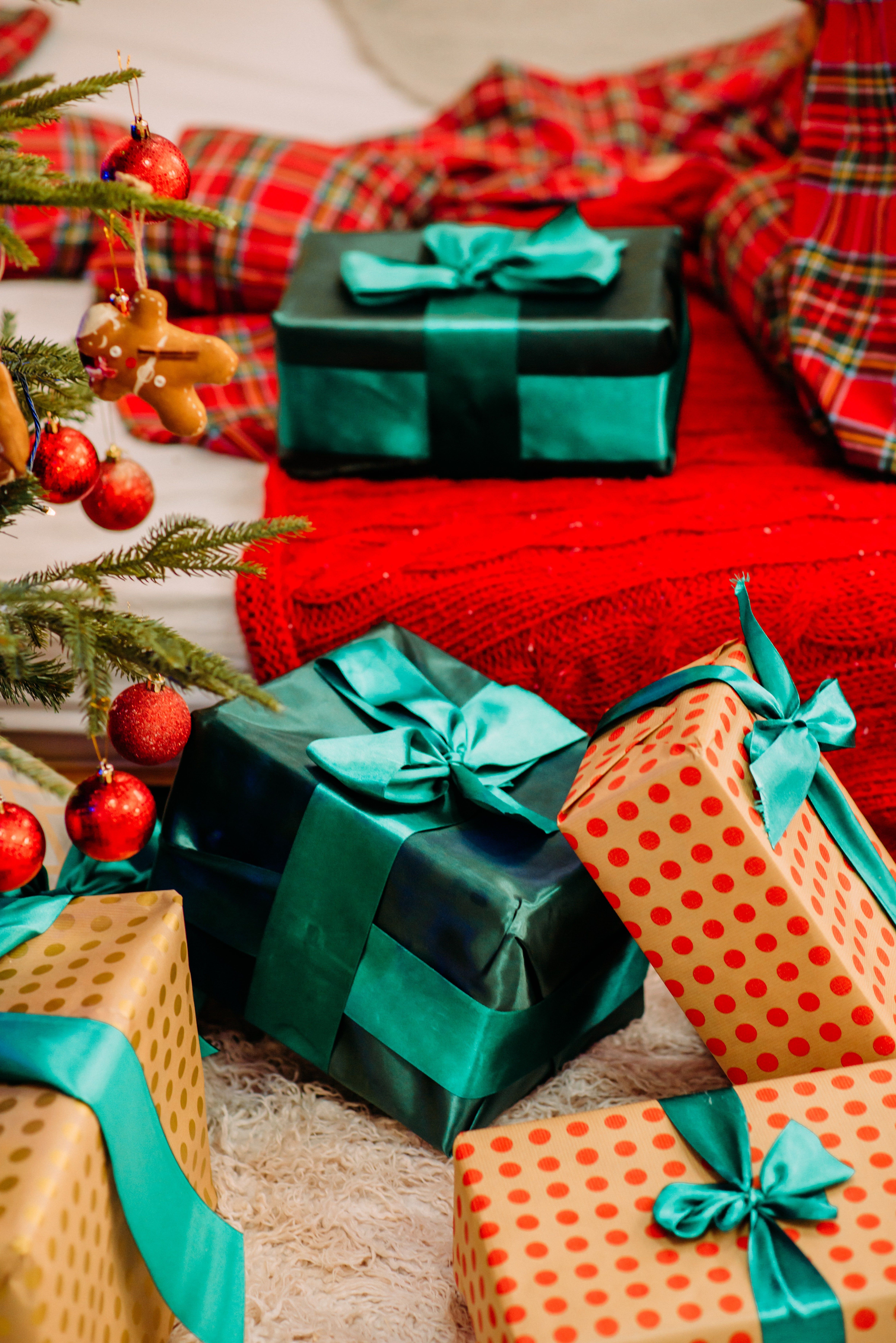 Geschenke, Geschenkpapier, Schleifen, Grün und Orange, Karomuster, QHD+, iPad-Hintergrundbild