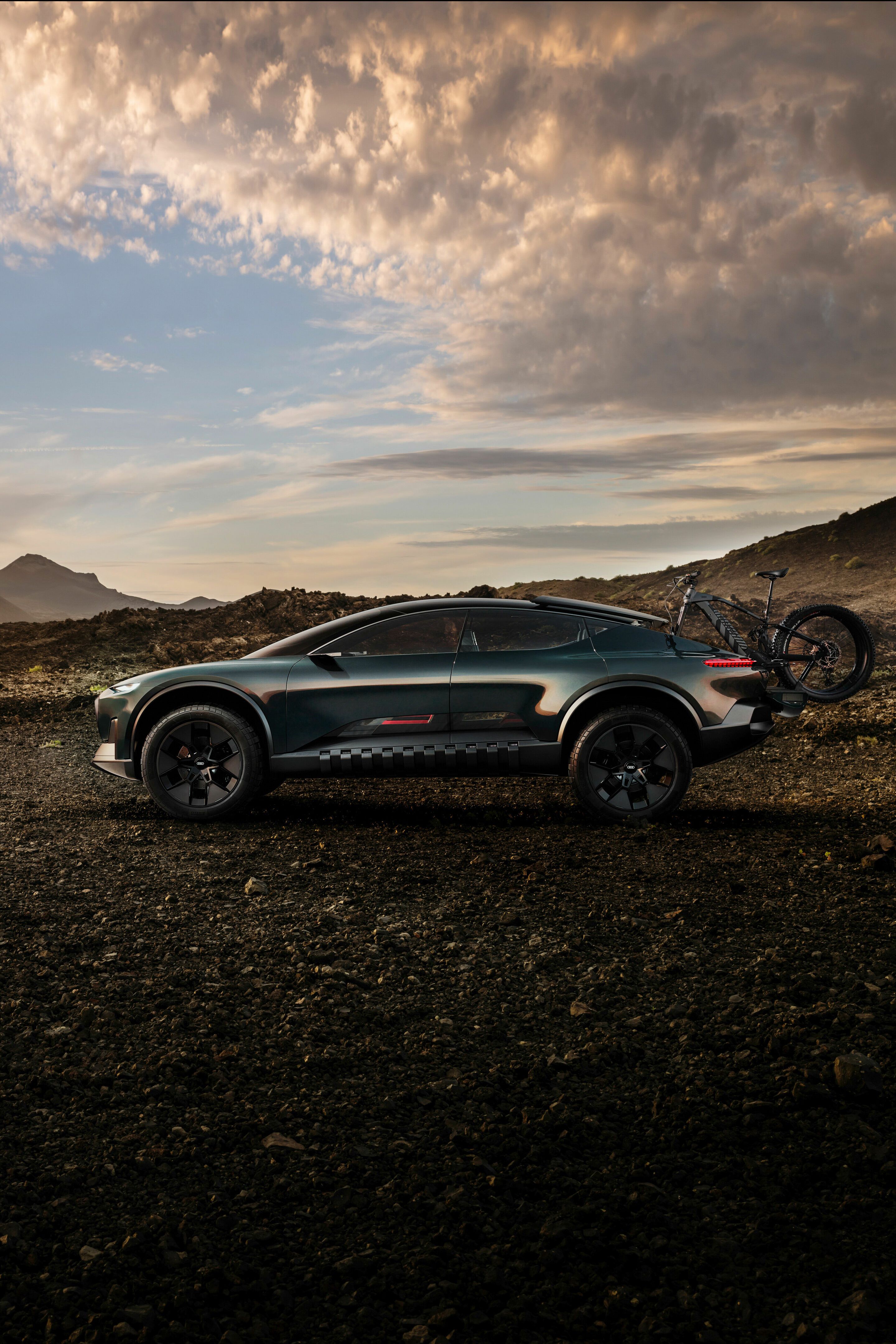 SUV, Landschaft, Wolken, Abendlicht, Dunkle Töne, Hintergrundbild für iPhone und Android