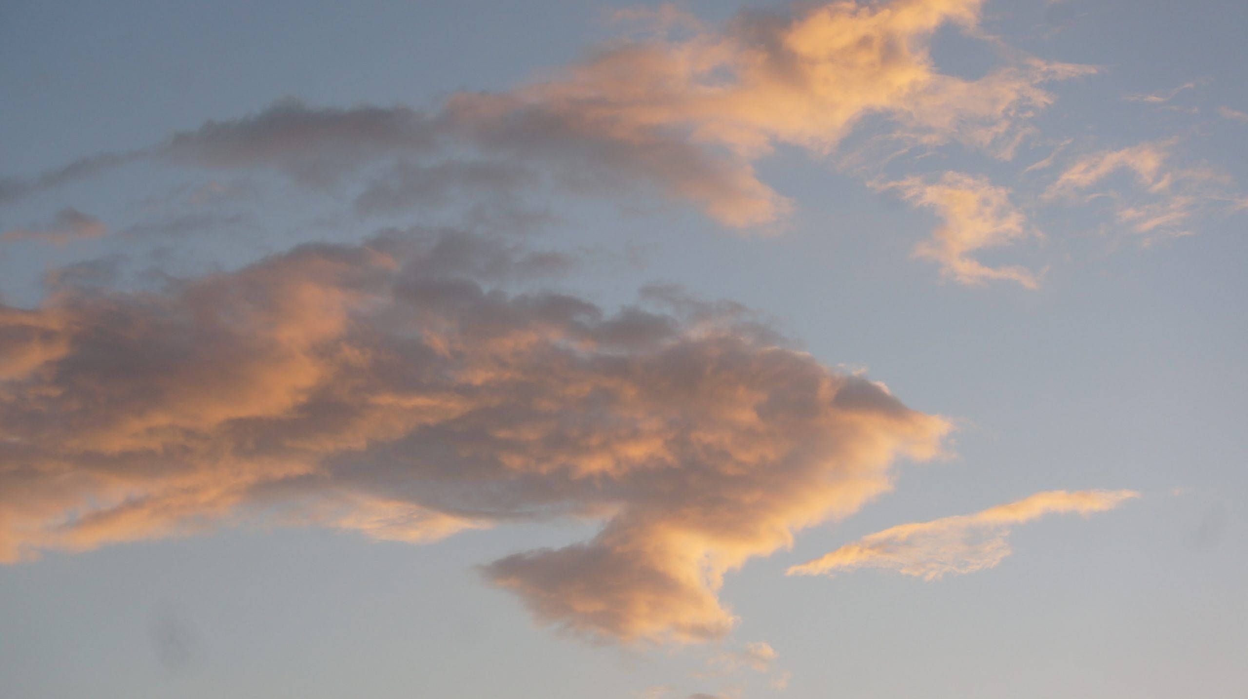 Wolken, Abendlicht, Goldene Wolken, Graublauer Himmel, 2K, Hintergrund für den Desktop