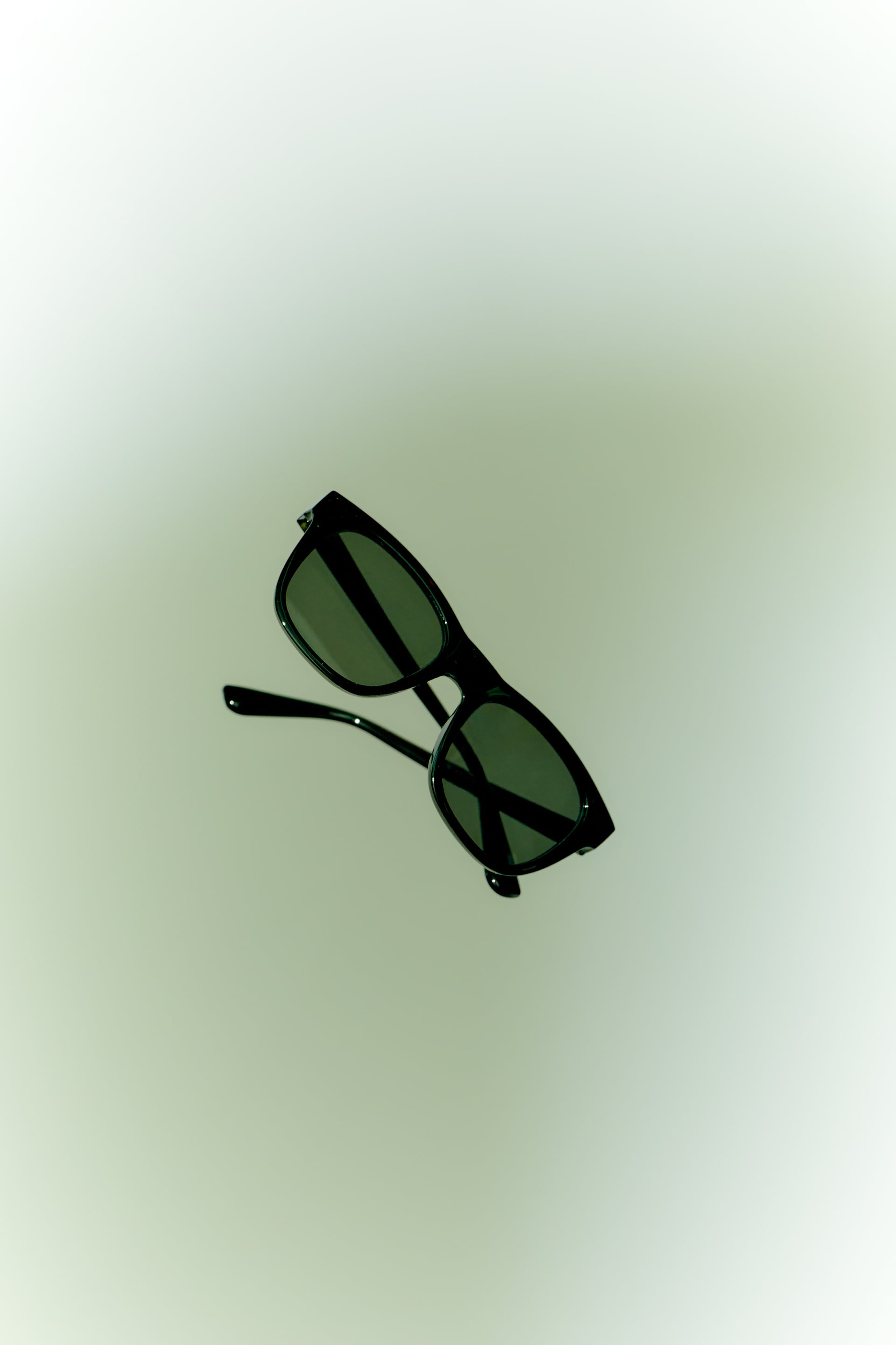 Sonnenbrille, Salbeigrün, Farbverlauf, Minimalistisch, QHD+, Handy-Hintergrund im Hochformat