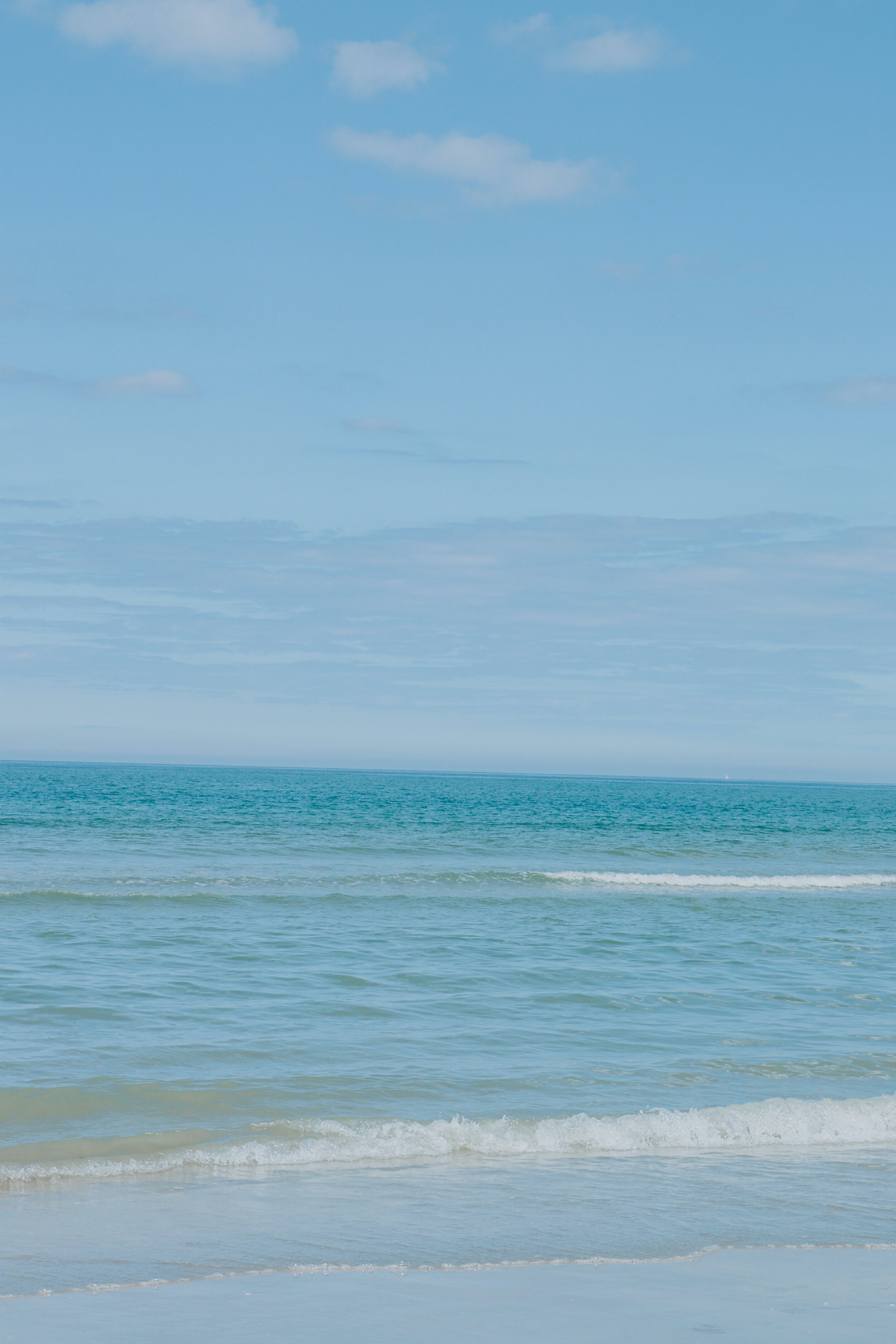 Ruhiges Meer, Blauer Himmel, Horizont, Minimalistisch, QHD+, Hintergrundbild fürs Handy