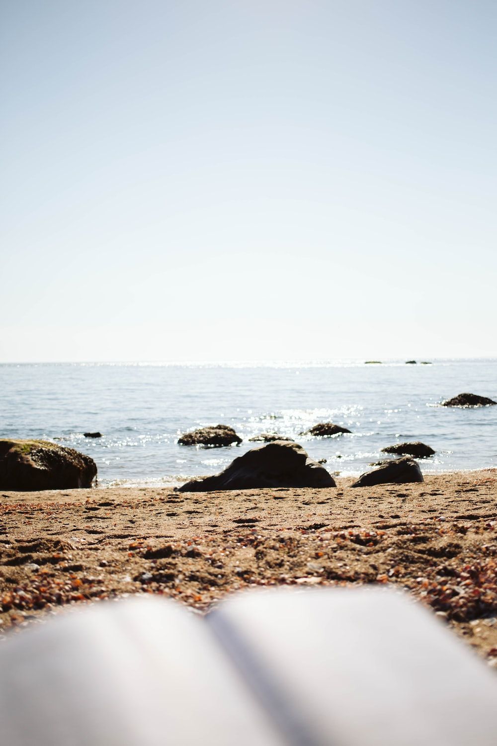 Buch, Strand, Felsen, Sommerlektüre, HD, Handy-Hintergrund im Hochformat