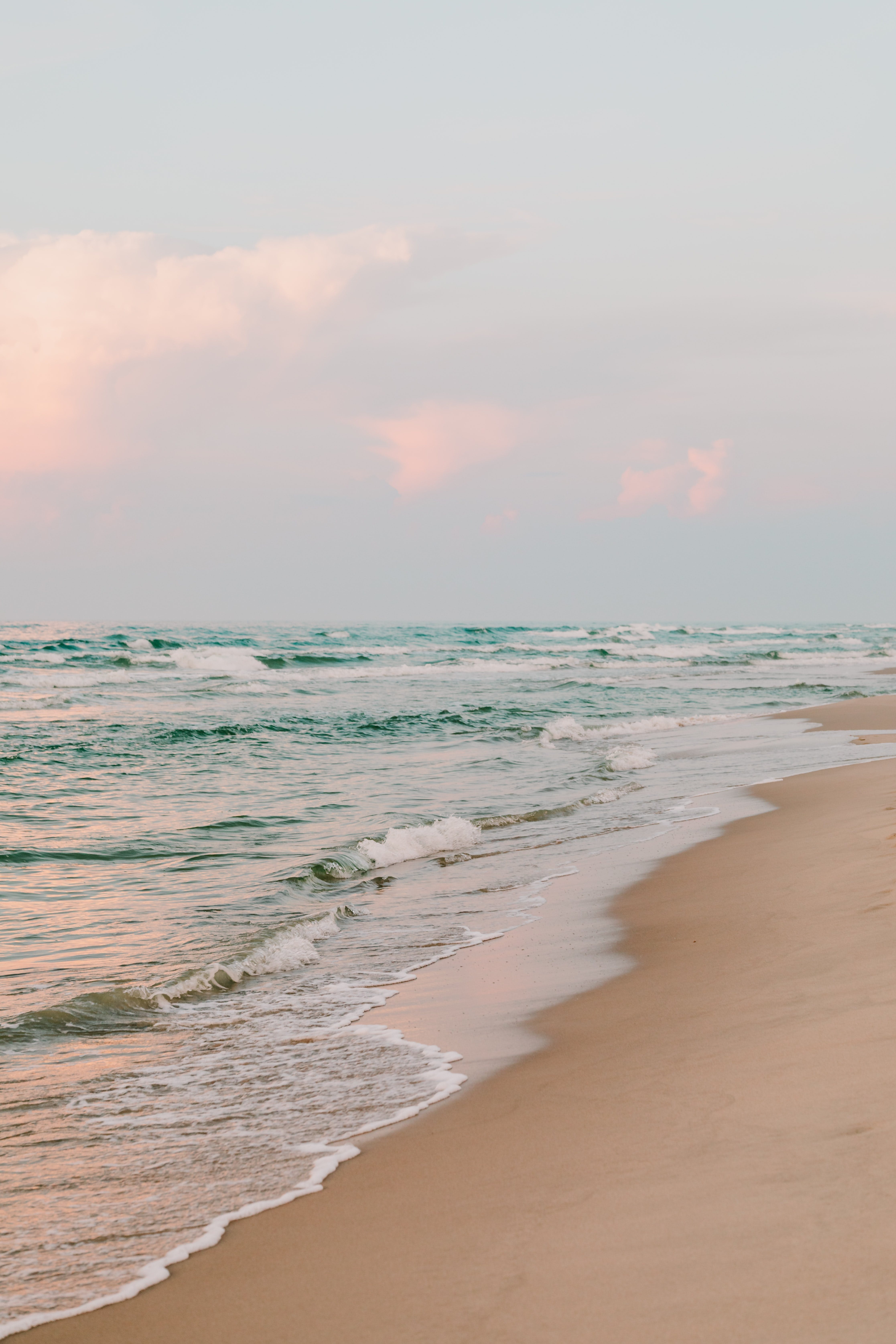 Strand, Wellen, Rosa Wolken, Sand, QHD+, iPad-Hintergrundbild