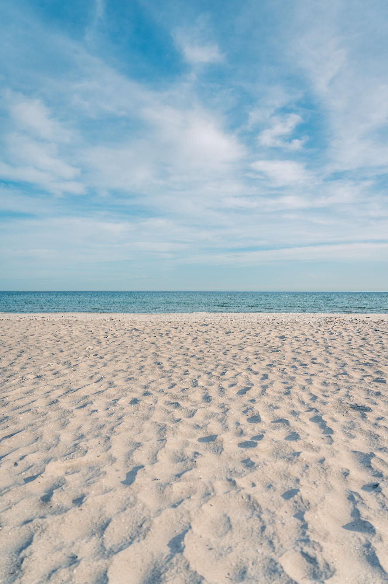 Weißer Sand, Blauer Himmel, Strand, Schleierwolken, Full HD, Sperrbildschirm fürs iPhone