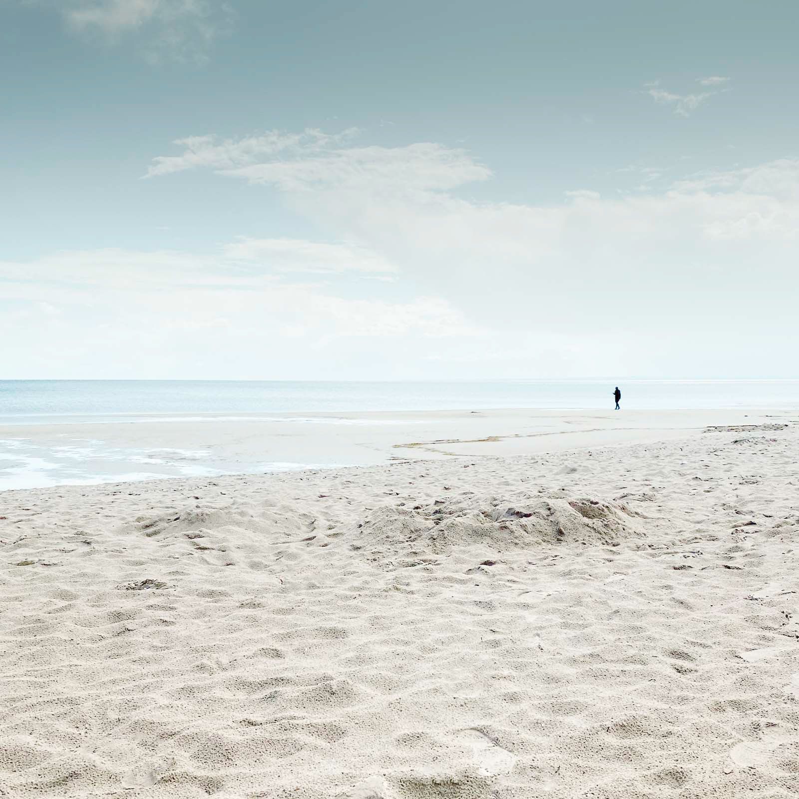 Sandstrand, Weite, Einsamer Spaziergänger, Hellblauer Himmel, Hintergrundbild fürs iPad