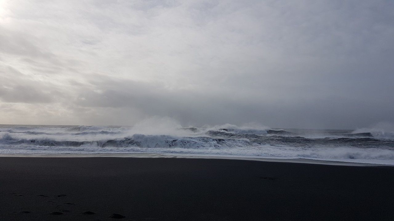 Schwarzer Strand, Sturm, Graue Wolken, Raue See, 16:9, HD-Hintergrundbild für den Desktop