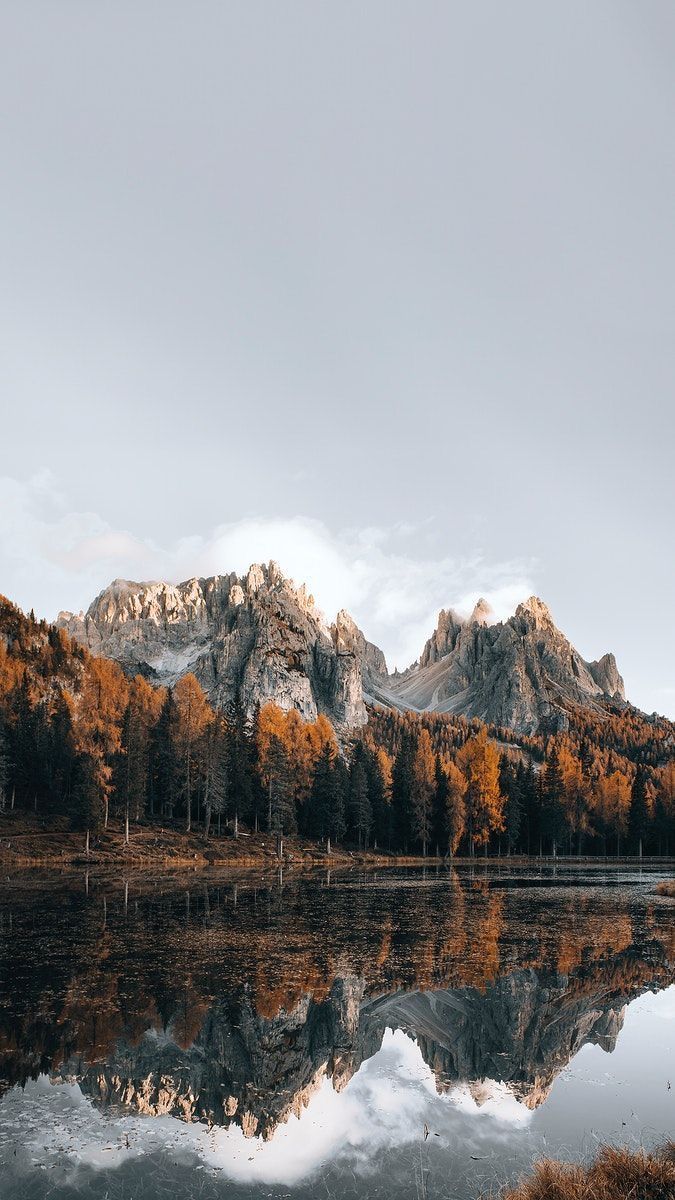 Bergsee, Felsgipfel, Nadelwald, Grauer Himmel, Minimalistisch, Sperrbildschirm fürs iPhone