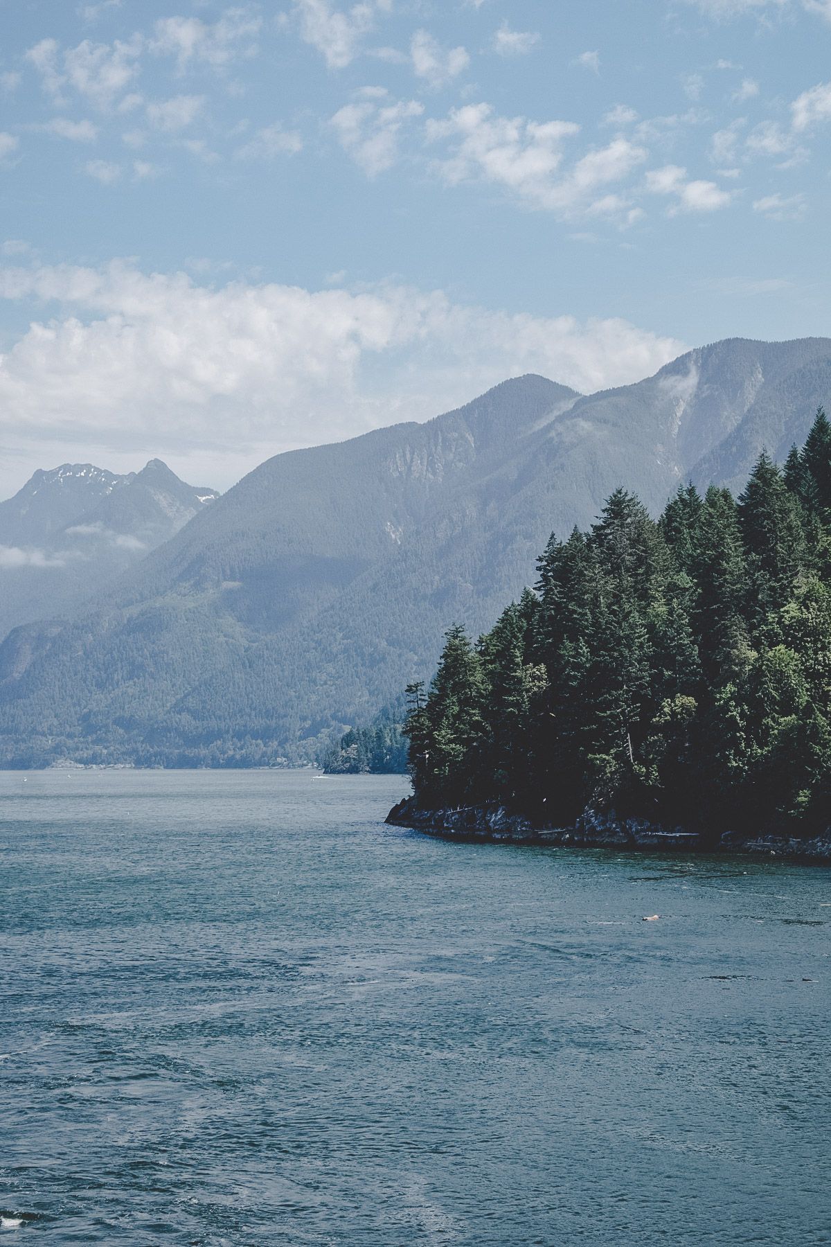 Bergsee, Bewaldete Insel, Berge, Blaues Wasser, Wolken, Full HD, Sperrbildschirm fürs iPhone