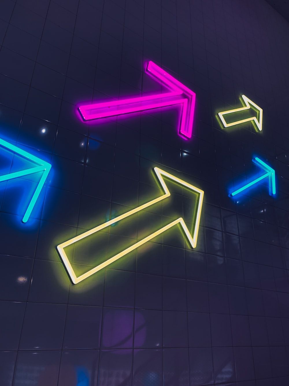 Pfeile, Neonschilder, Pink, Gelb, Blau, HD, iPad-Hintergrundbild