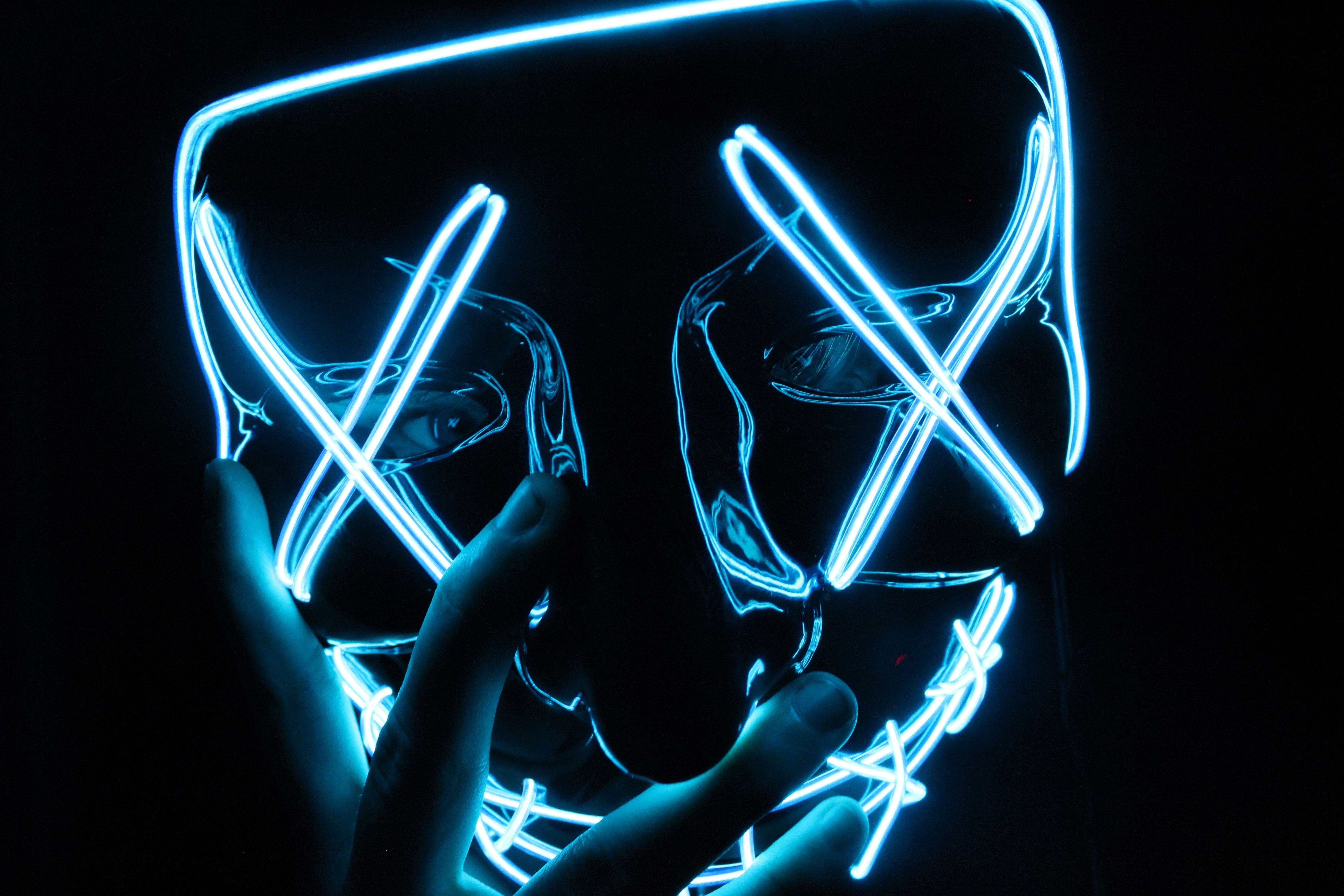 LED-Maske, Hand, Blau, X-Augen, Dunkel, 5K, Hintergrundbild für den PC