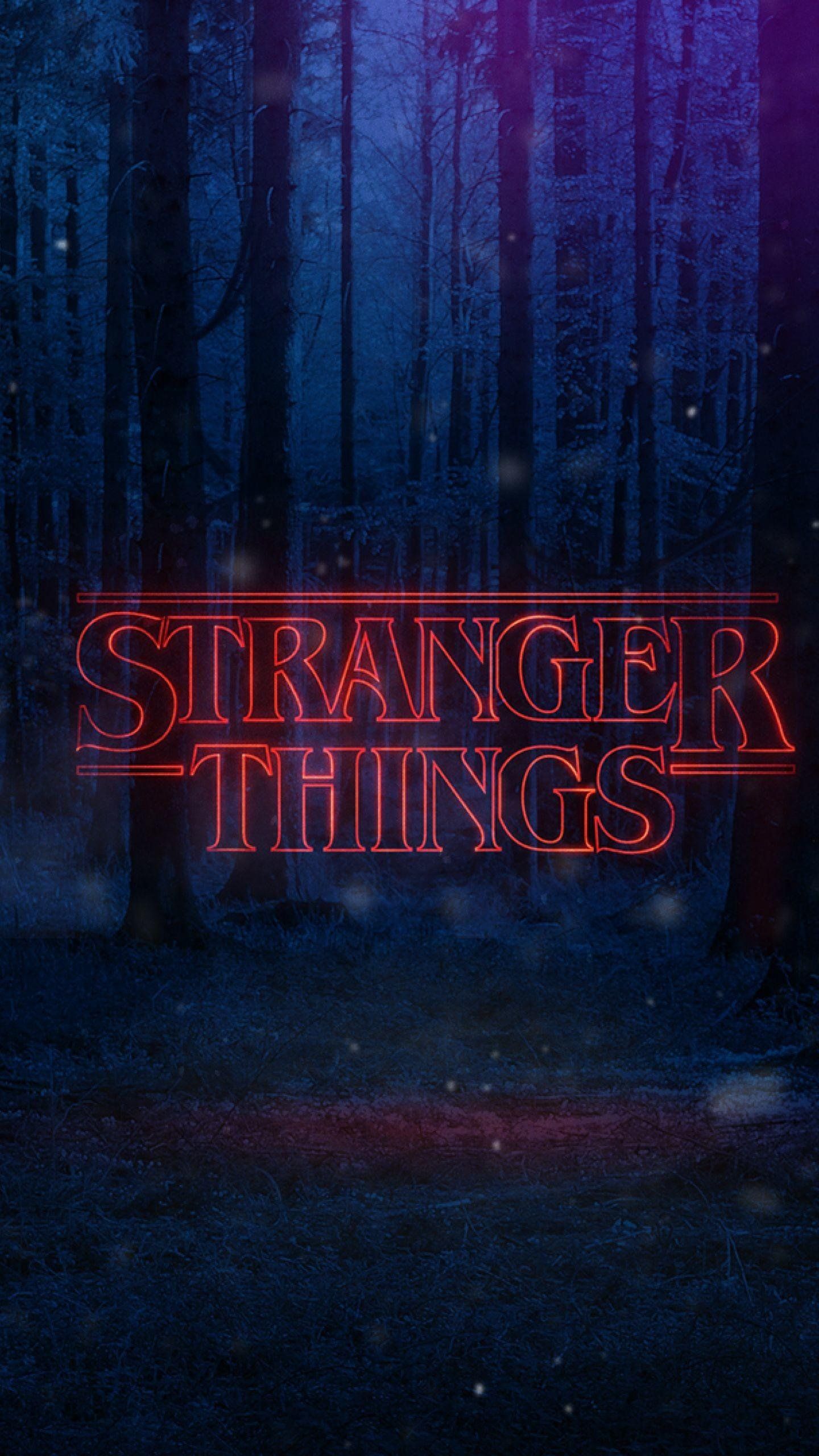 Stranger Things, Logo, Dunkler Wald, Nacht, Neon, QHD+, Handy-Hintergrund im Hochformat