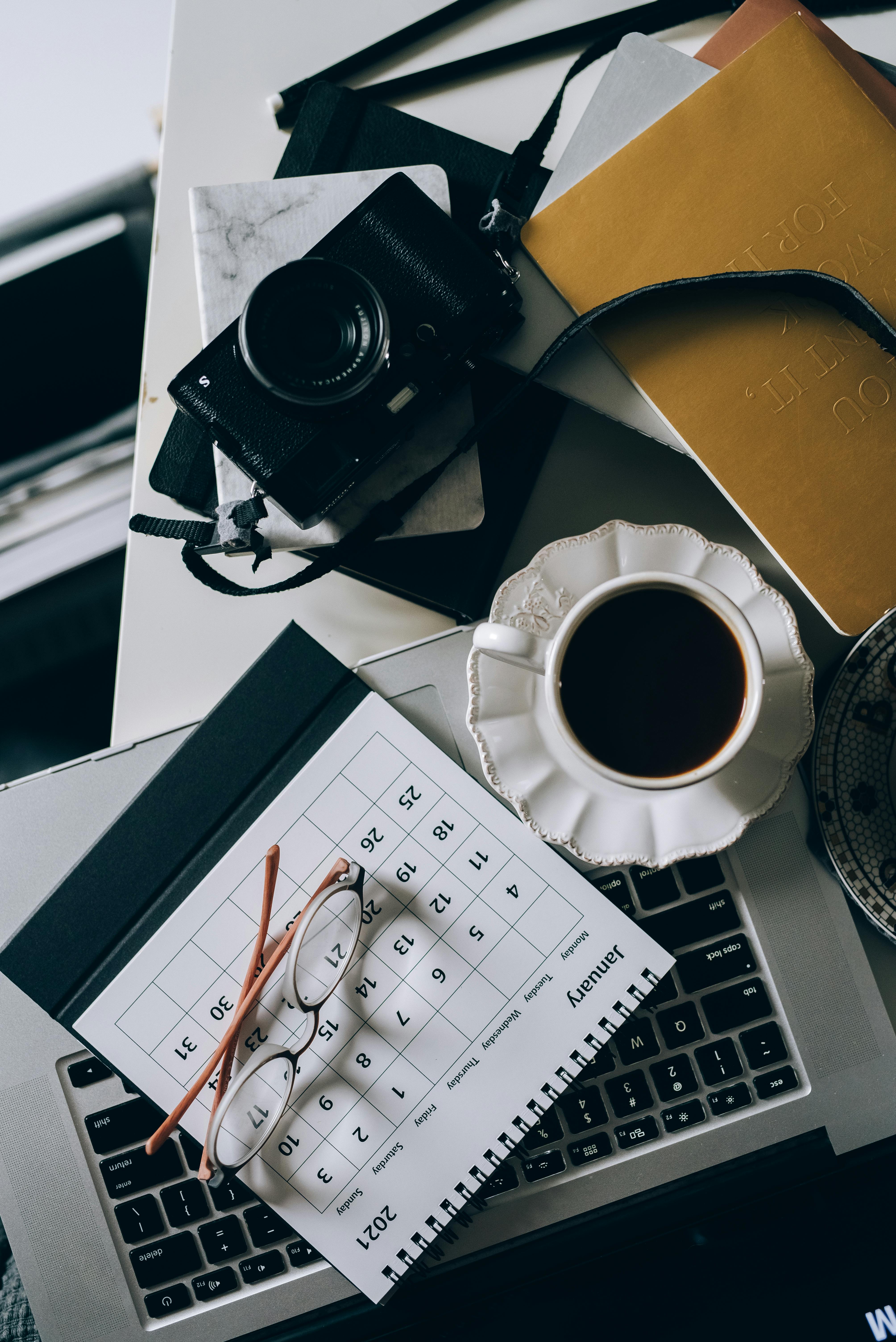 Kamera, Kaffeetasse, Laptop, Notizbuch, Flatlay, QHD+, Hintergrundbild fürs Tablet