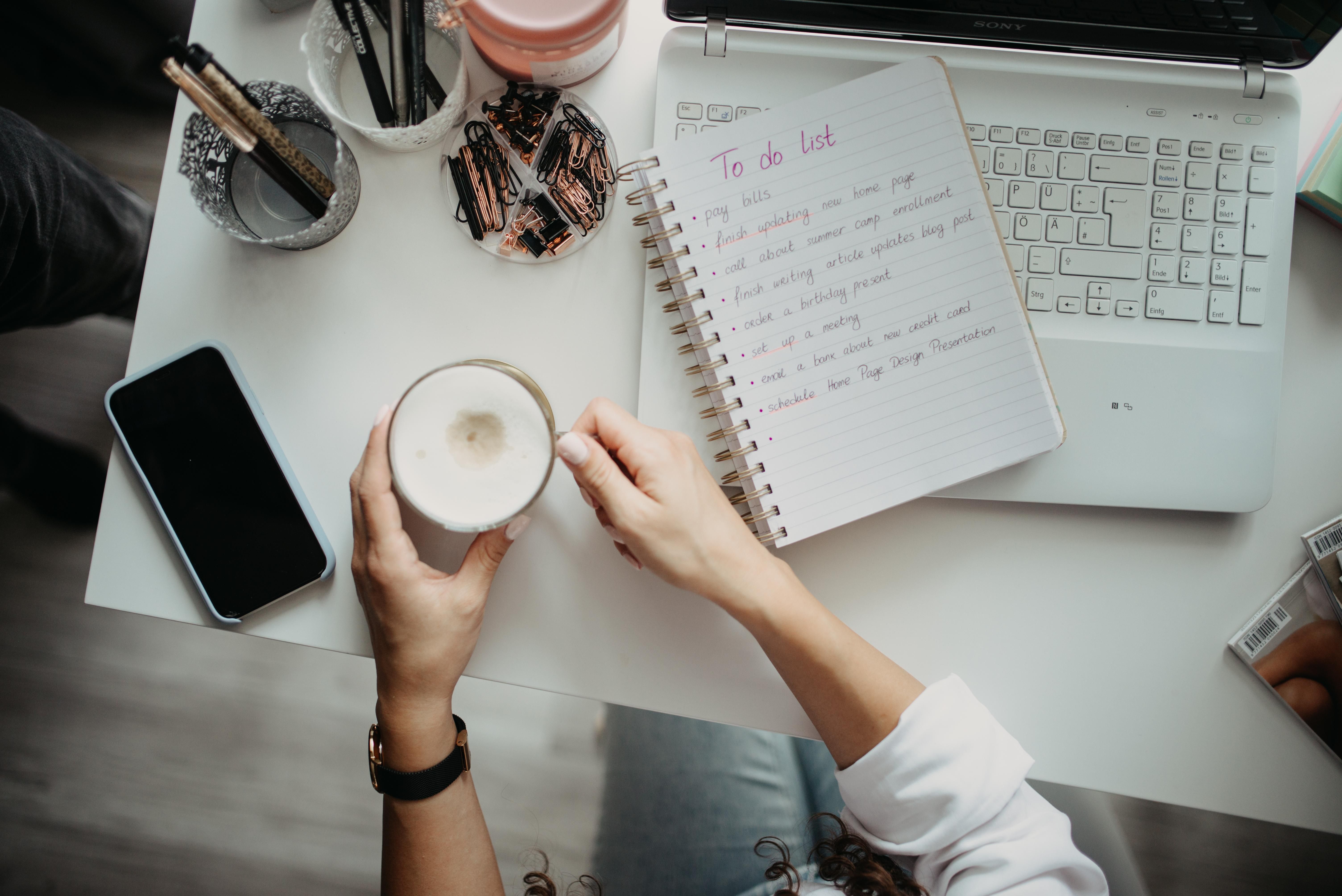 Schreibtisch, Kaffeetasse, Hände, Smartphone, Notizblock, Laptop, 6K-Hintergrundbild für PC