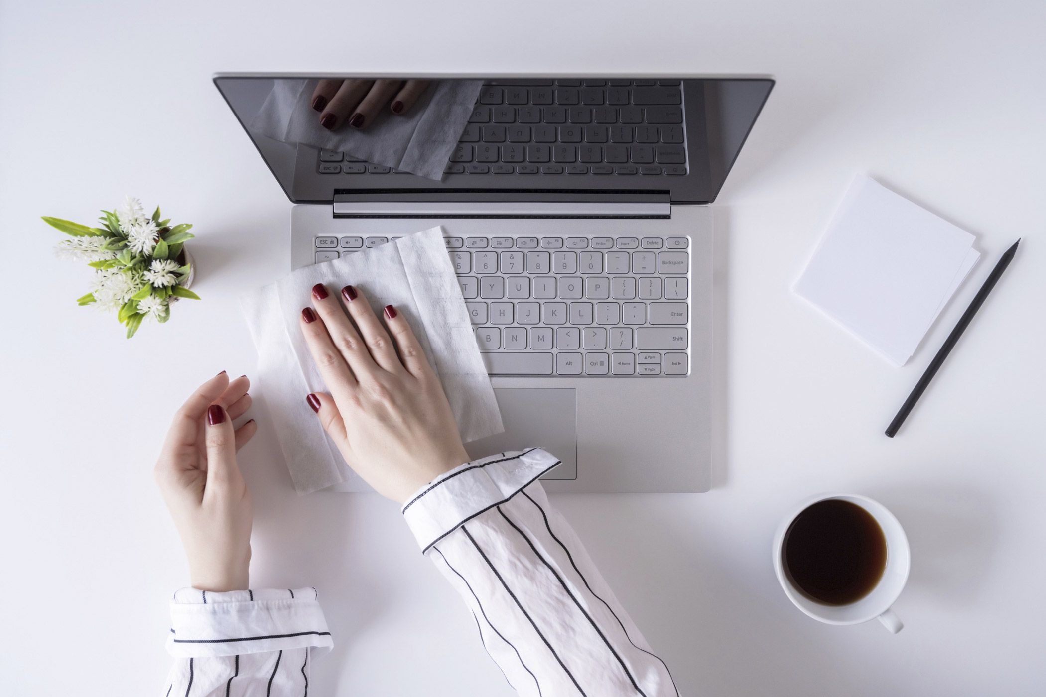 Laptop, Hände, Kaffeetasse, Schreibtisch, Weiß, Flatlay, Full HD, Windows-Hintergrundbild