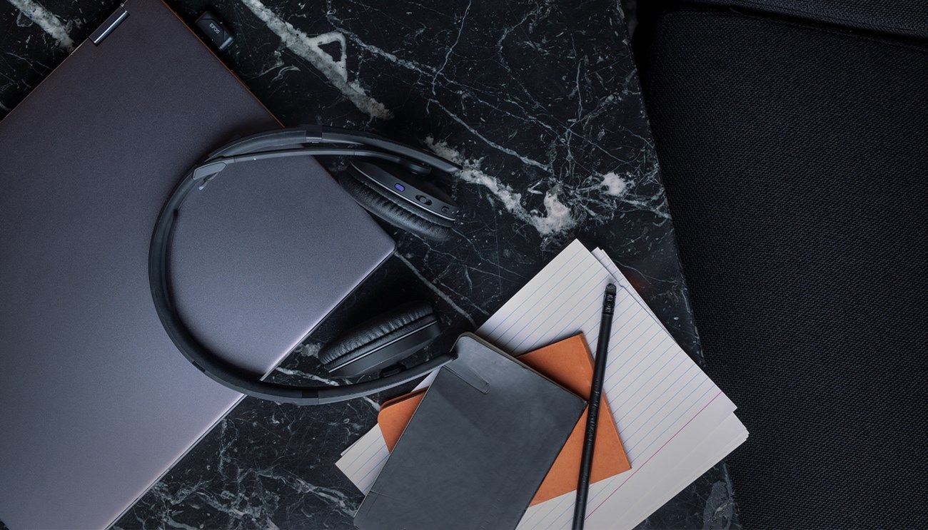 Kopfhörer, Laptop, Notizbuch, Schwarzer Marmor, Dunkel, Flatlay, HD-Hintergrundbild für PC