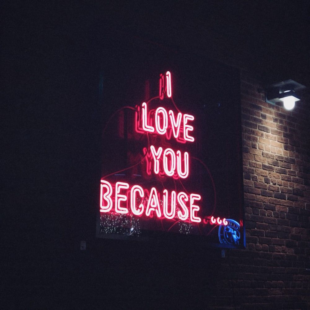 I Love You Because, Neonschrift, Rot, Ziegelwand, Nacht, Hintergrundbild fürs iPad