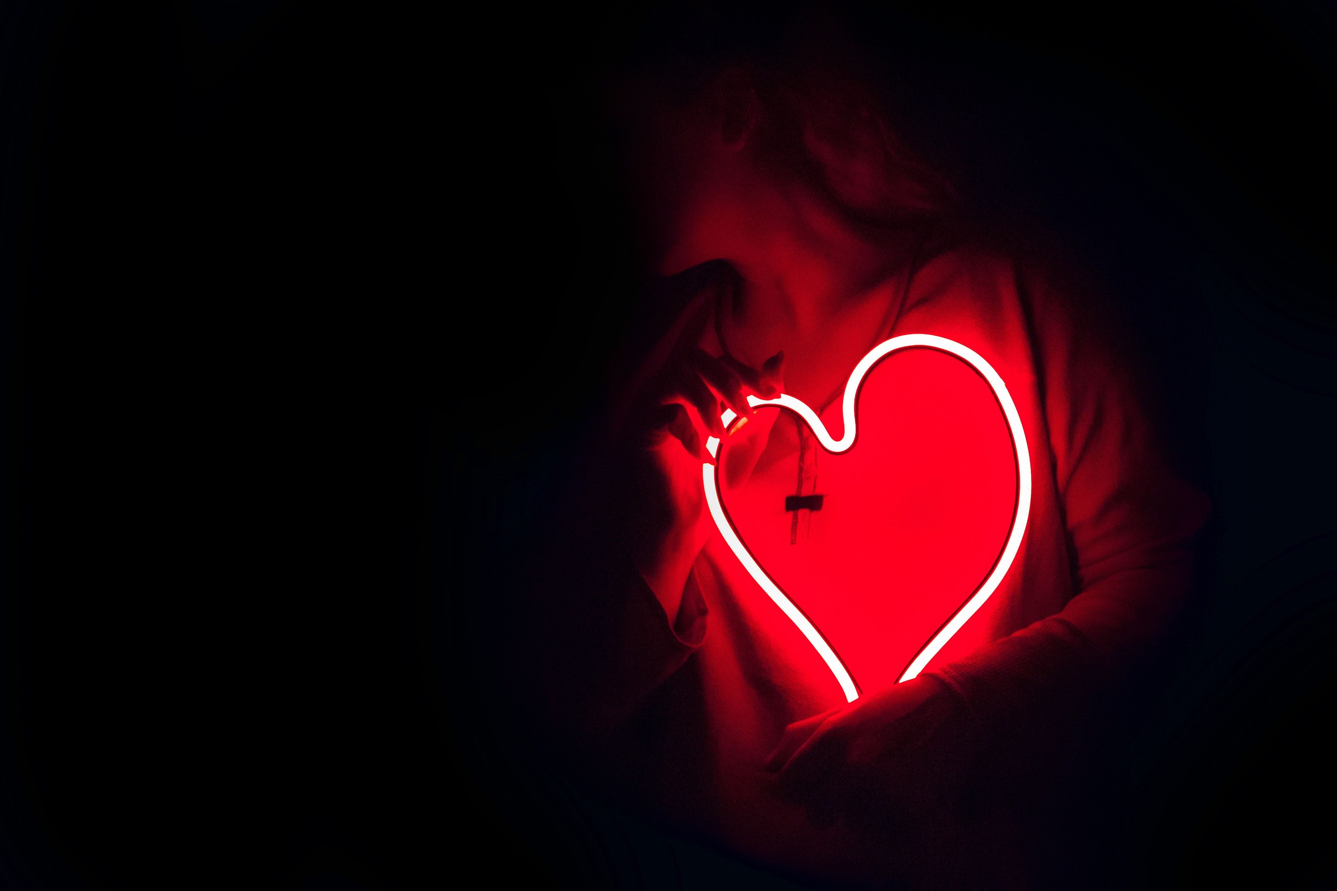 Herz, Neonschild, Rot, Hand, Dunkel, 4K, Hintergrundbild für den PC