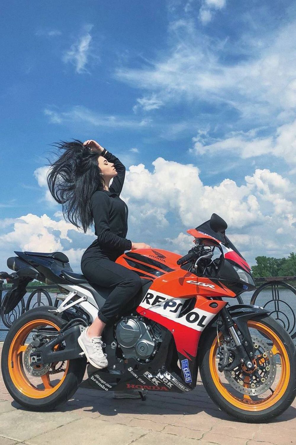 Honda, Repsol, Anime-Mädchen, Superbike, Blauer Himmel, Wolken, Hintergrundbild fürs Handy
