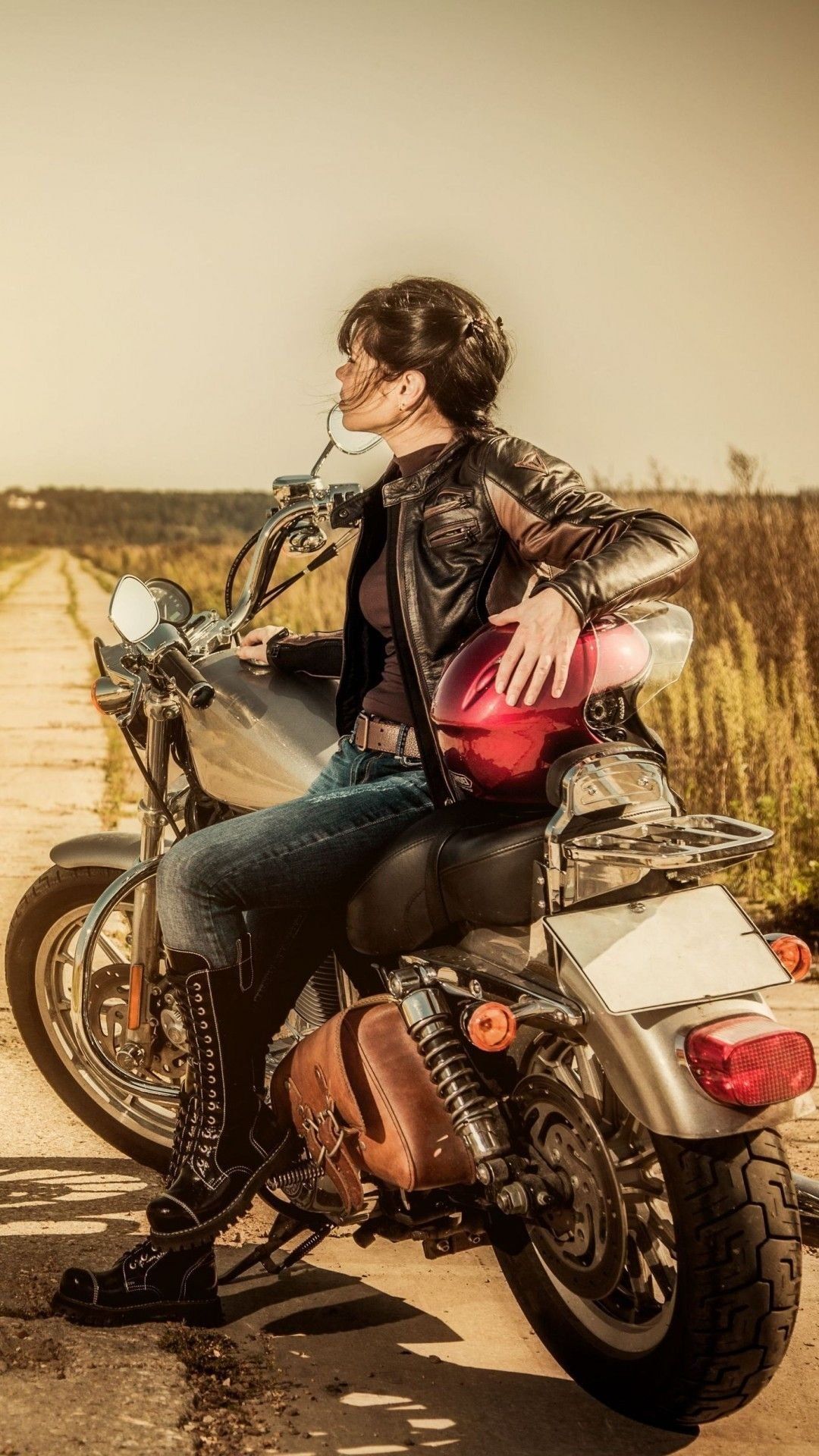 Frau, Cruiser, Feld, Lederjacke, Abendlicht, Full HD, Handy-Hintergrund im Hochformat