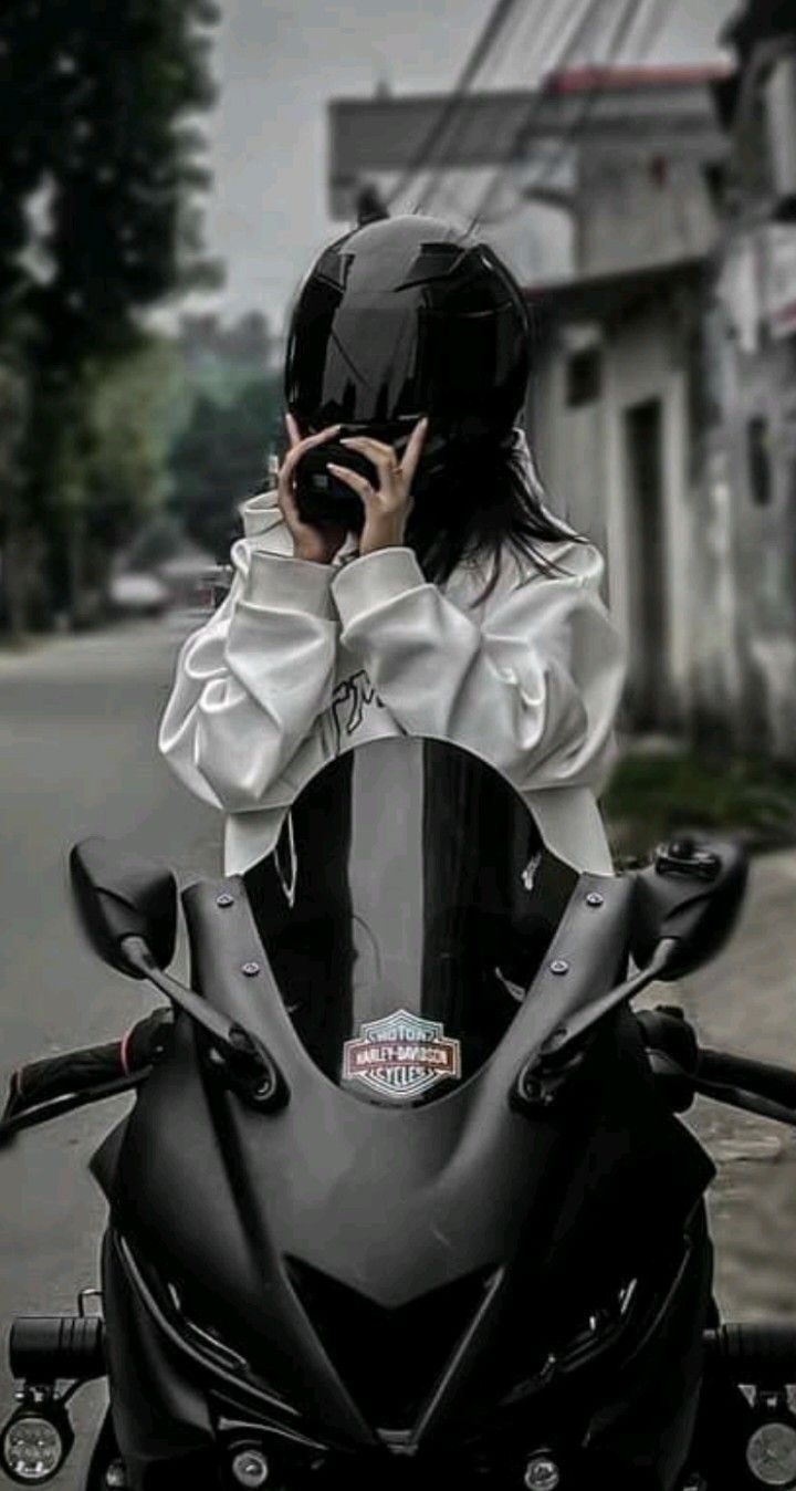 Bikerin, Helm, Sportmotorrad, Straße, Hand vor Gesicht, HD, Hintergrundbild fürs Handy