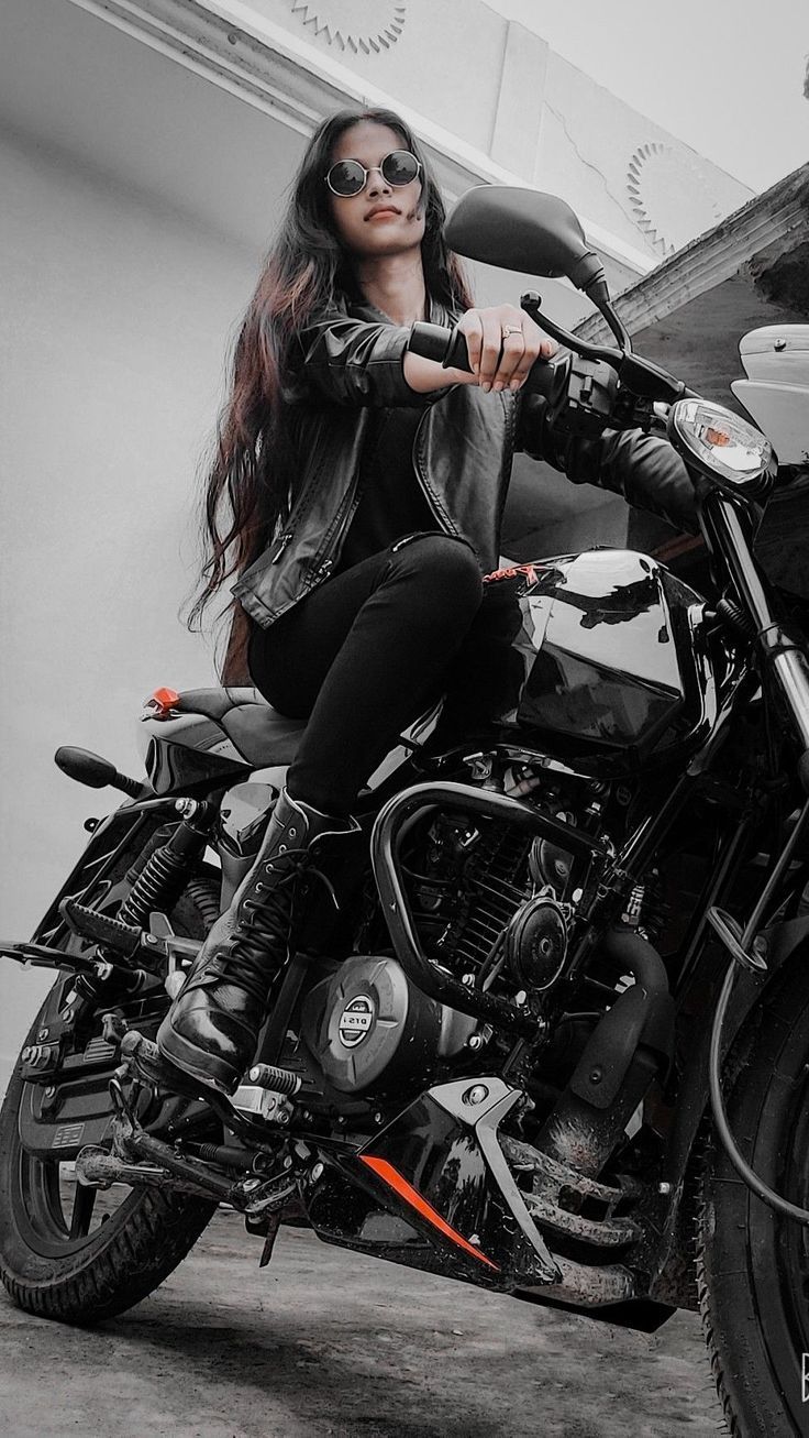 Frau, Cruiser, Schwarz-Weiß, Lange Haare, Lederjacke, HD, Handy-Hintergrund im Hochformat