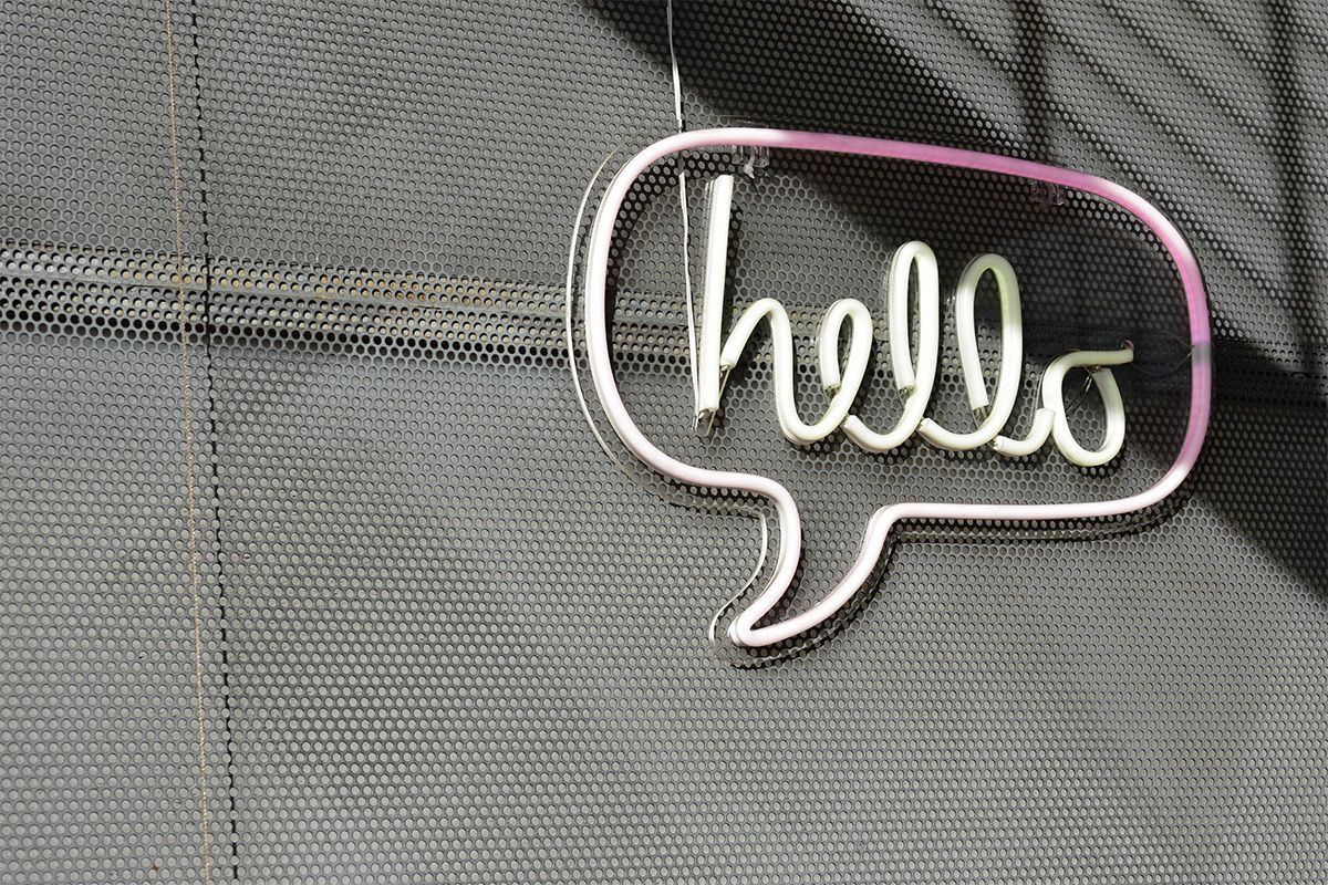 Hello, Sprechblase, Neonschild, Graue Wand, Minimalistisch, Hintergrund
