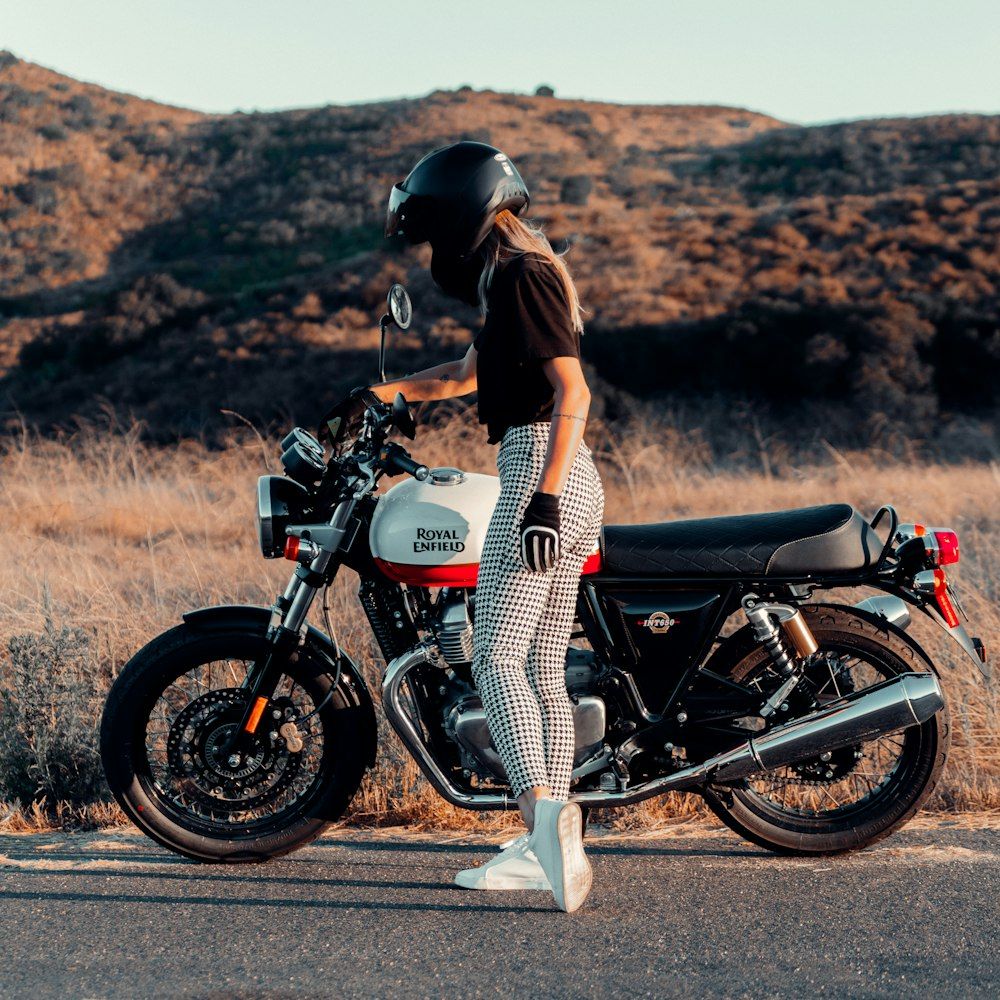 Bikerin, Retro-Motorrad, Hügel, Straße, Helm, Hintergrundbild für iPad und Tablet