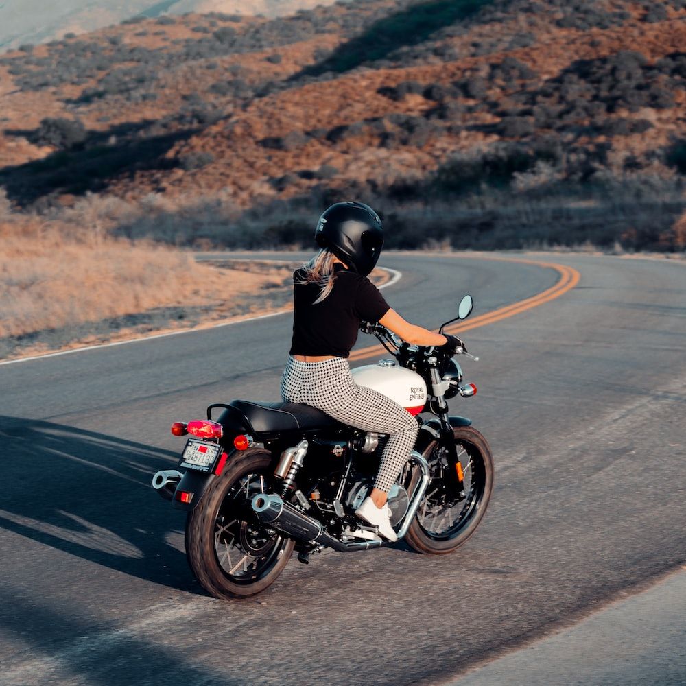 Bikerin, Retro-Motorrad, Kurvenstraße, Hügel, Luftaufnahme, Hintergrundbild fürs iPad