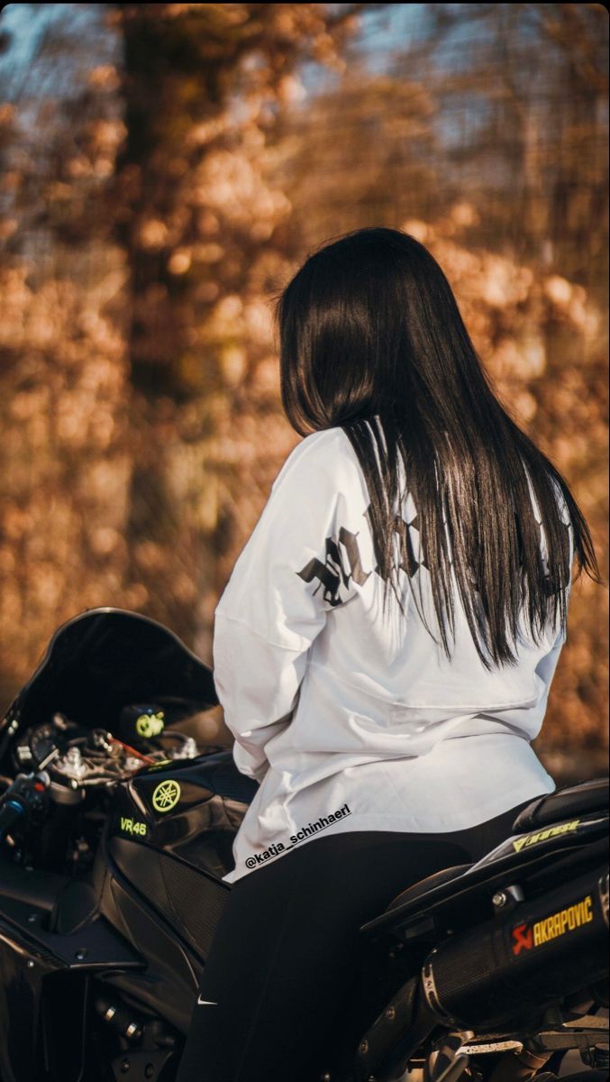 Frau, Lange Haare, Rückansicht, Herbst, Motorrad, Hintergrundbild für iPhone und Android