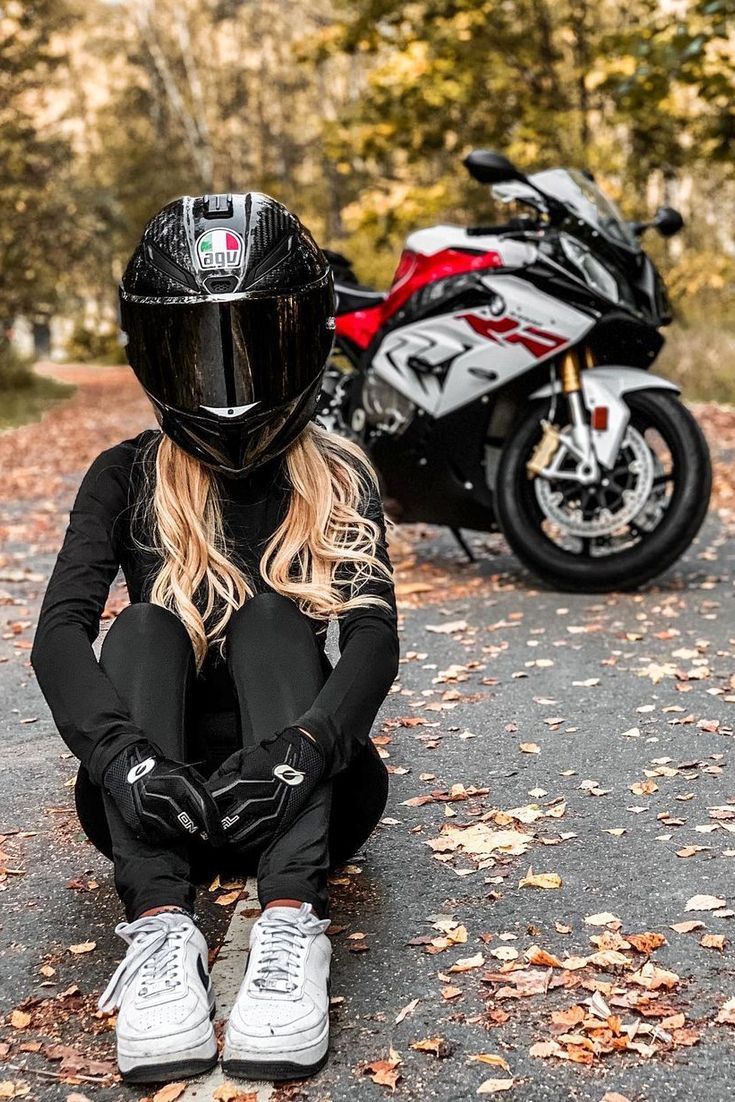 BMW S 1000 RR, Bikerin, Helm, Herbstlaub, Hocke, HD, Hintergrundbild fürs Tablet
