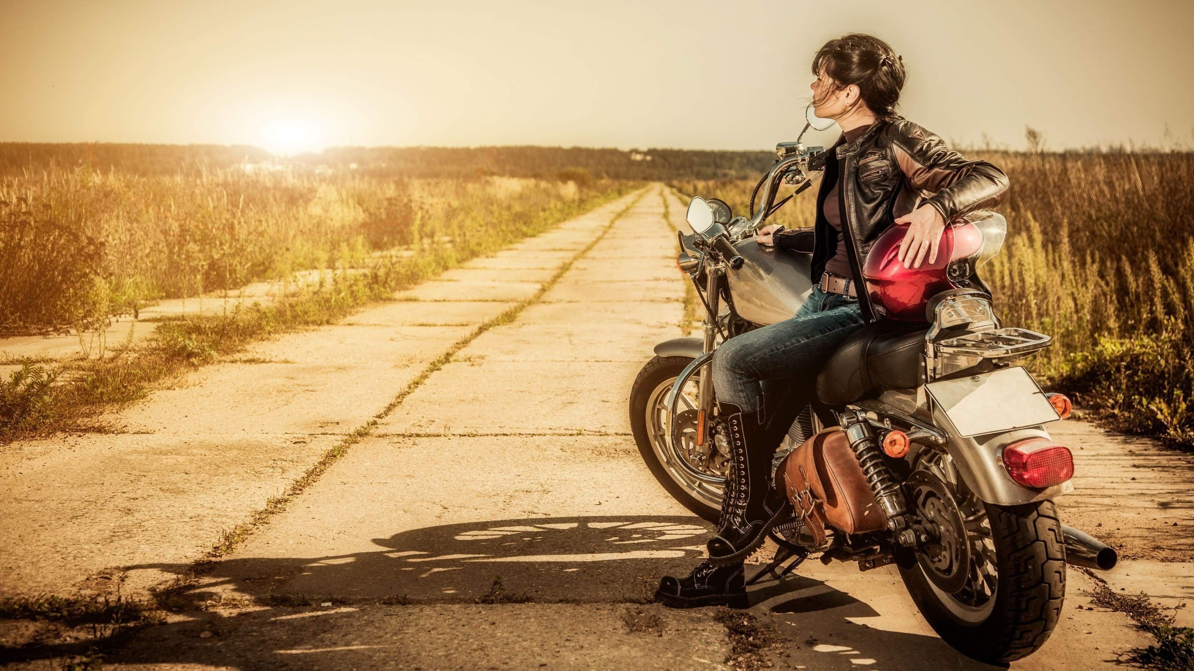 Bikerin, Cruiser, Feldweg, Sonnenuntergang, Goldenes Licht, 4K-Hintergrundbild für PC