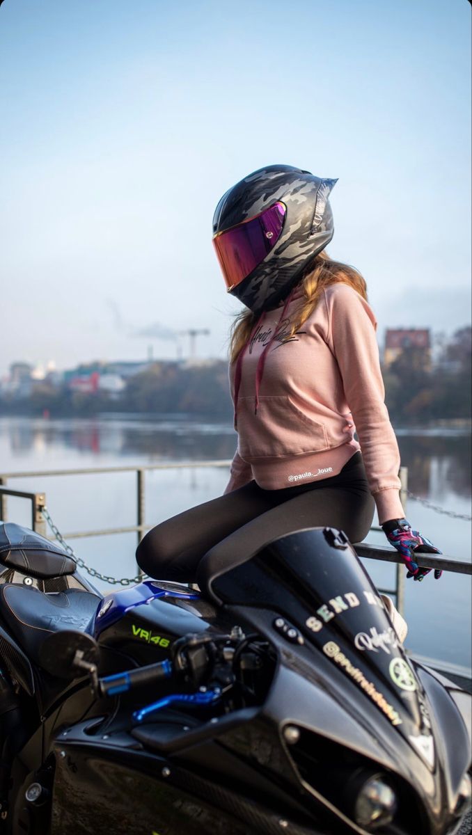 Bikerin, Helm, Superbike, Fluss, Blauer Himmel, Hochformat, Hintergrundbild fürs Smartphone
