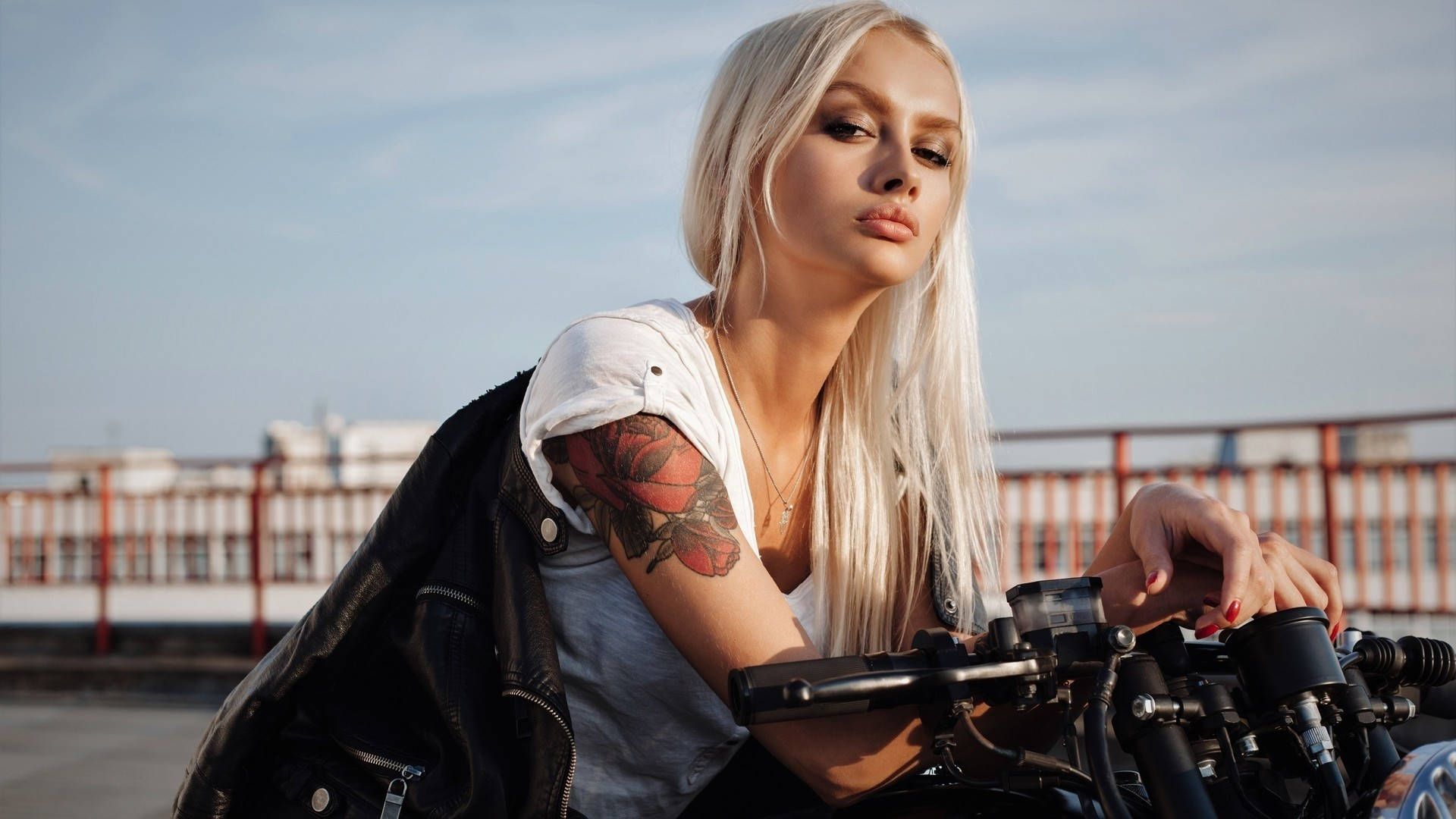 Blonde Frau, Tattoo, Lederjacke, Motorradlenker, Dachterrasse, 1920x1080, PC-Hintergrundbild