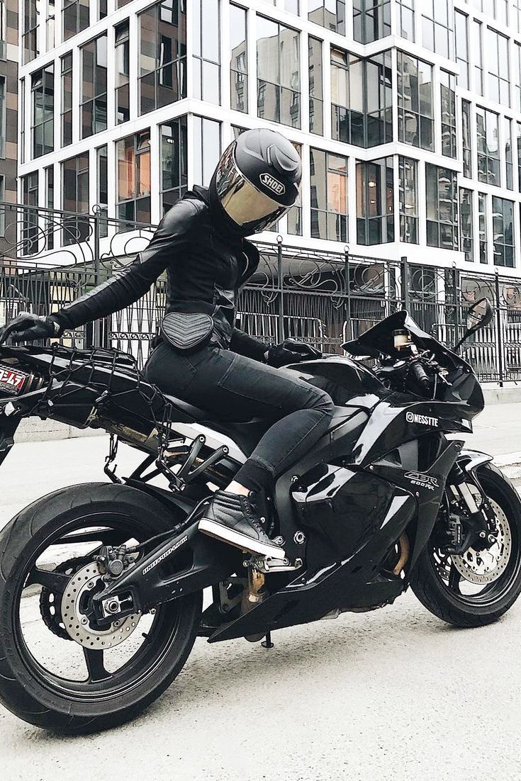 Motorradfahrerin, Superbike, Schnee, Winter, Moderne Gebäude, Hintergrundbild fürs Tablet