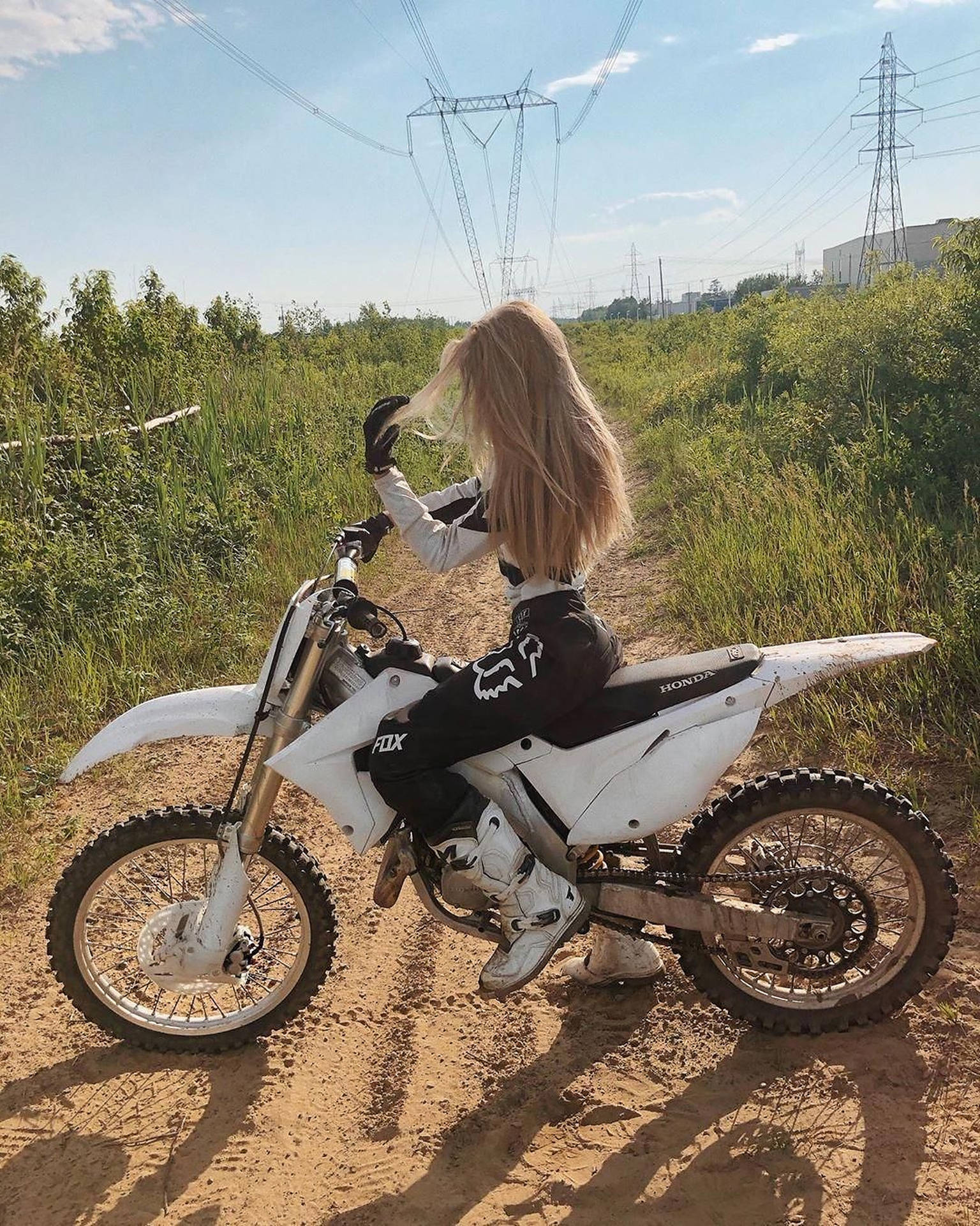 Motocross, Blonde Frau, Feldweg, Strommasten, Weiß, QHD+, Hintergrundbild fürs Tablet