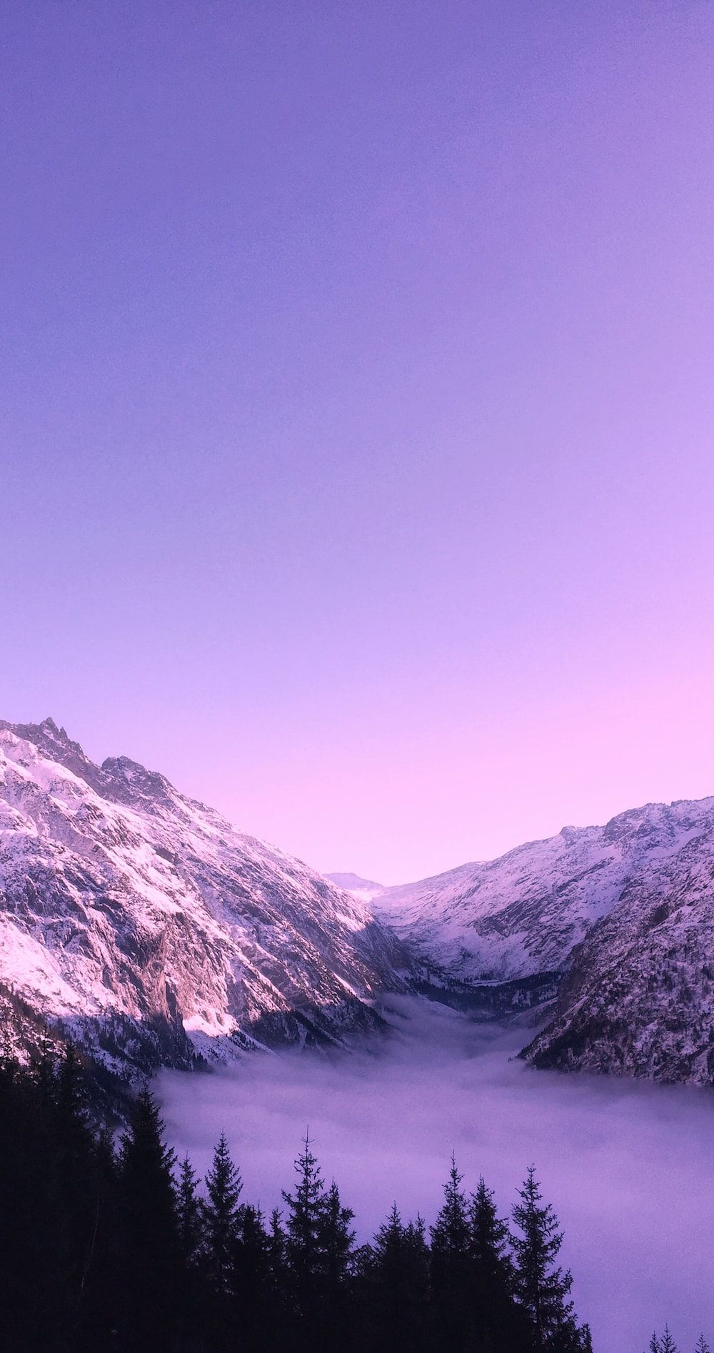 Berge, Nebel, Lila Himmel, Schnee, Tal, Hintergrundbild für iPhone und Android