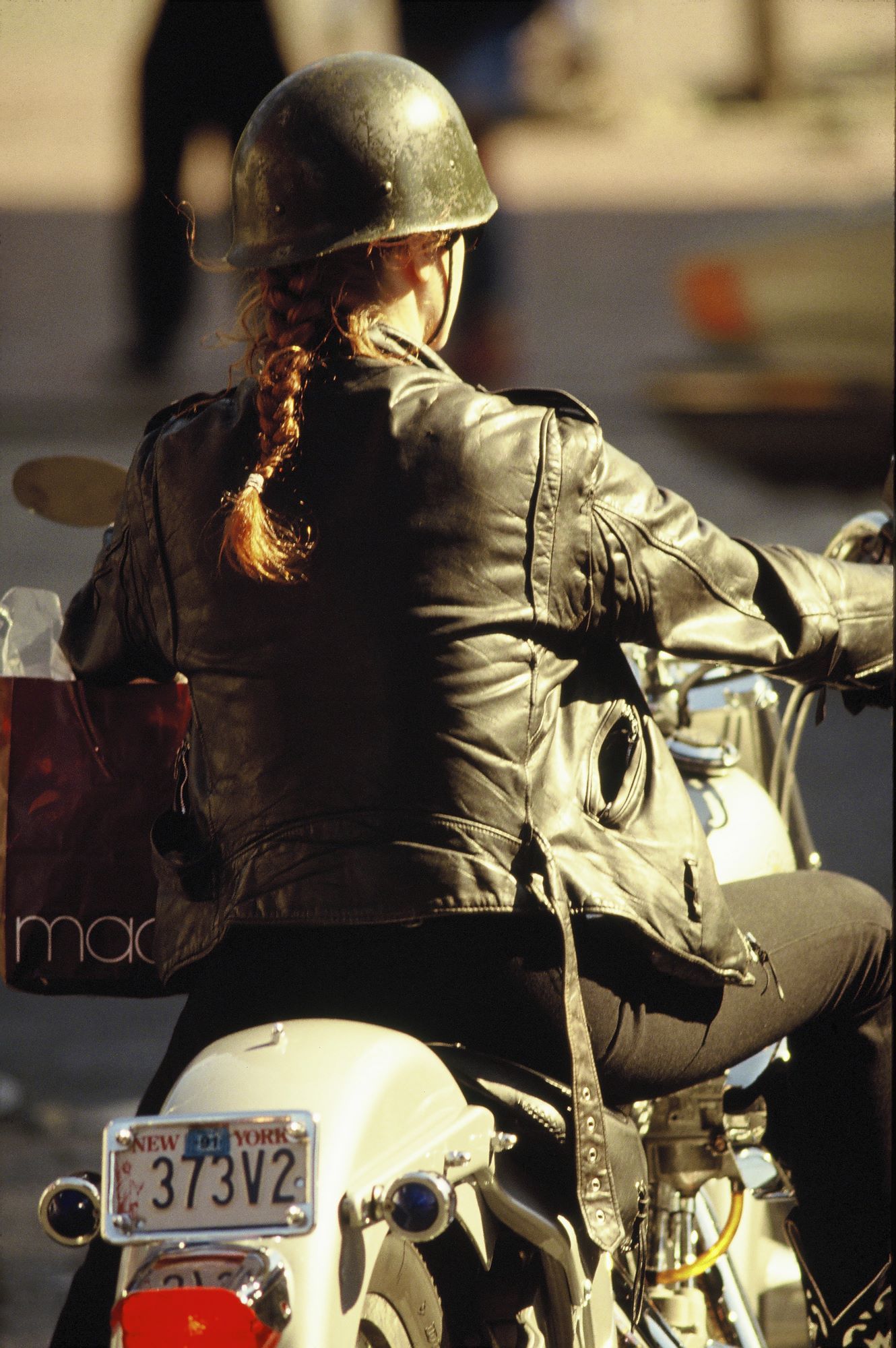 Bikerin, Retro-Helm, Zopf, Lederjacke, Rückansicht, Full HD, Handy-Hintergrund im Hochformat