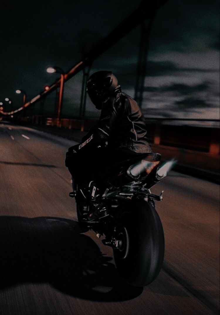 Motorradfahrerin, Brücke, Nacht, Silhouette, Dunkel, Hintergrundbild für iPad und Tablet