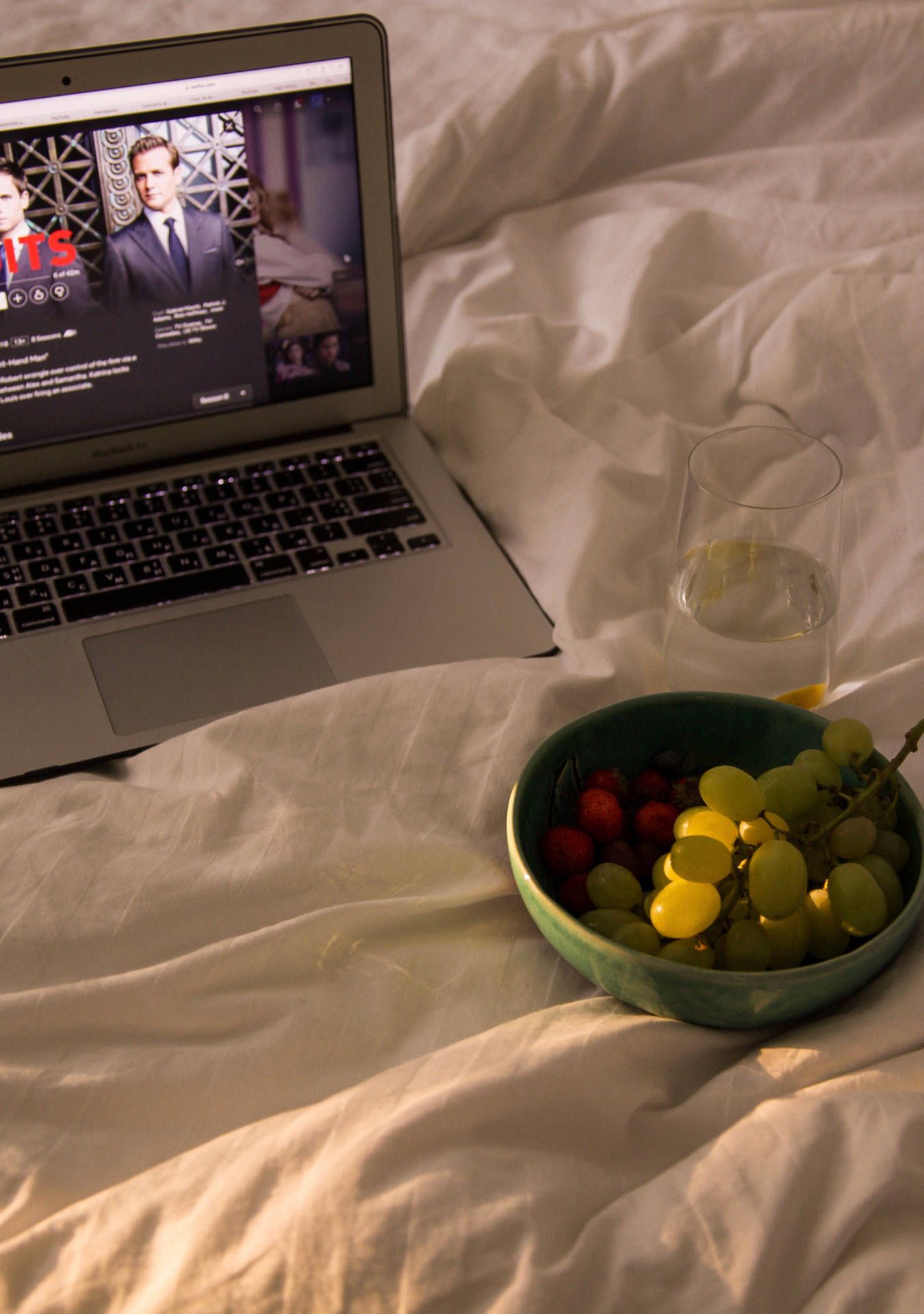 Laptop, Bett, Trauben, Gemütlichkeit, Weiße Bettwäsche, Full HD, Hintergrundbild fürs Tablet