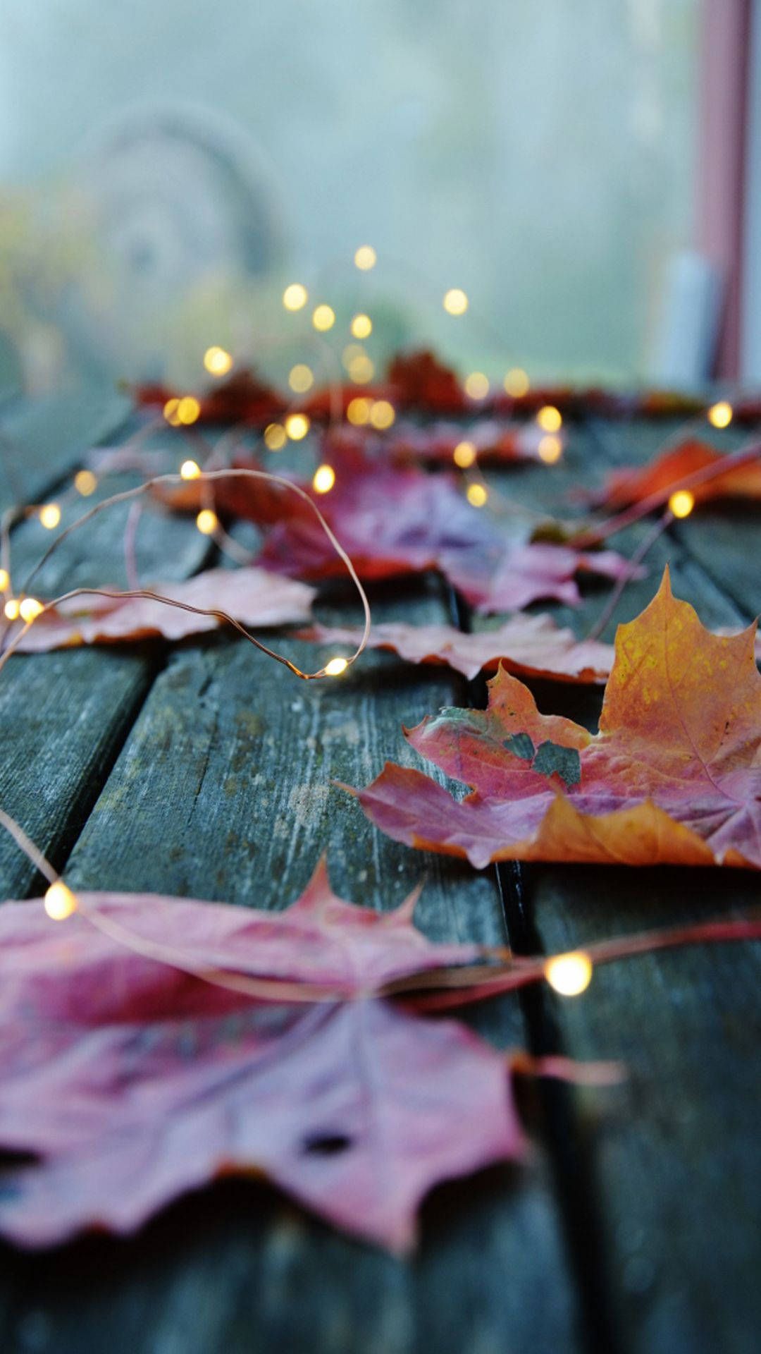 Ahornblätter, Lichterkette, Holztisch, Bokeh, Lila, Full HD, Hintergrundbild fürs Handy
