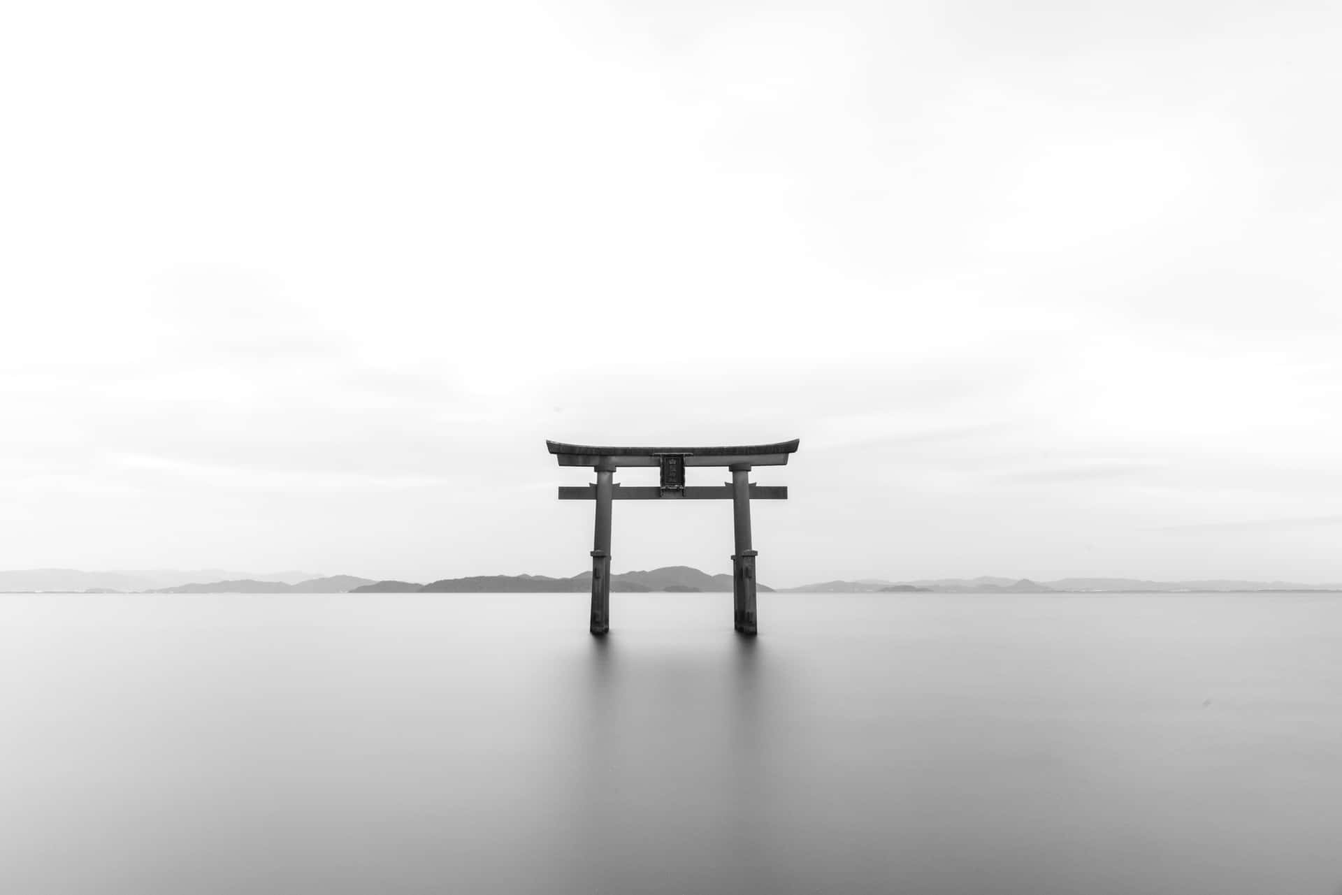 Torii, See, Nebel, Schwarz-Weiß, Japan, Minimalistisch, Full HD, Desktop-Hintergrund für Windows