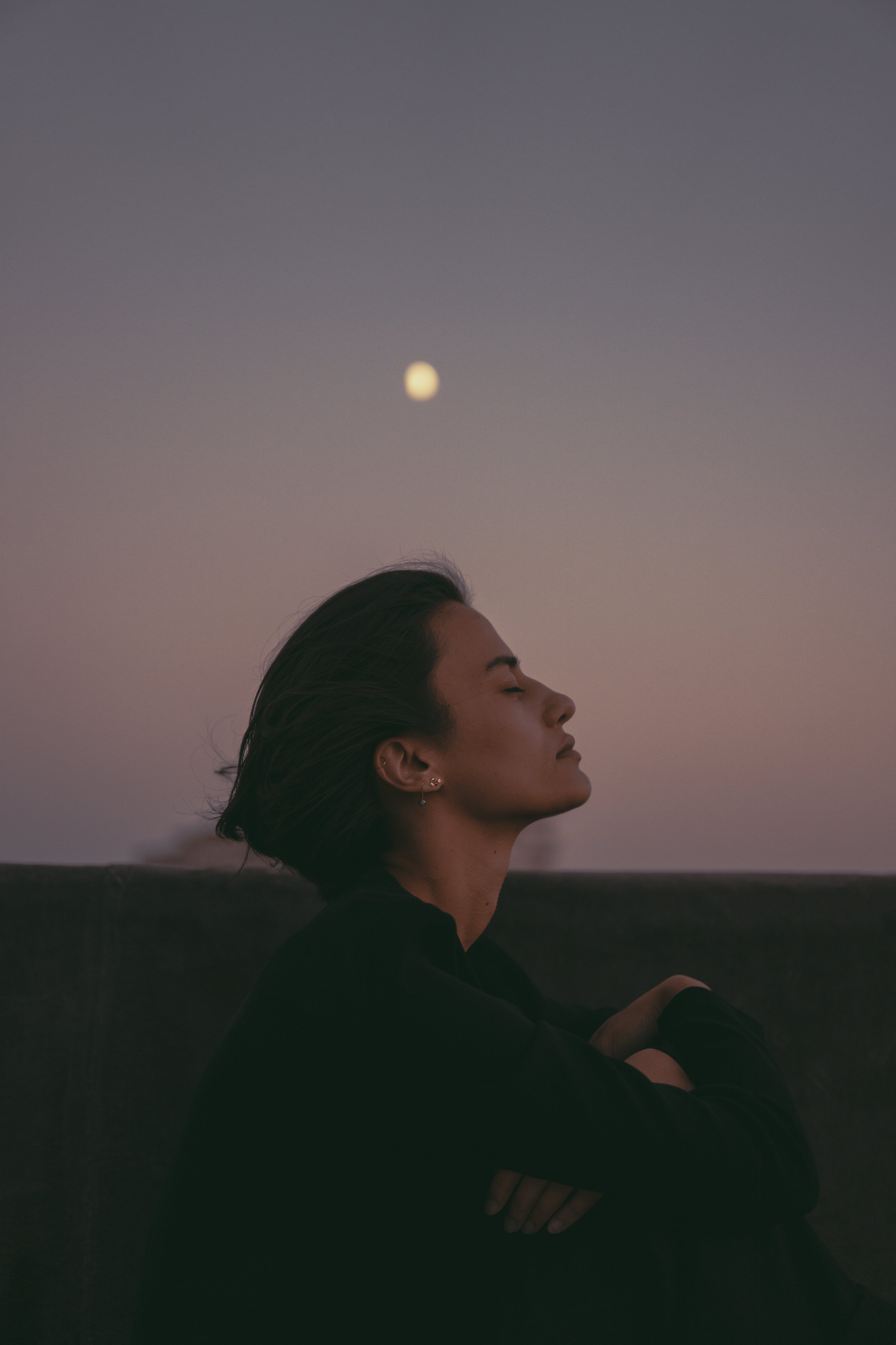Frau, Abendhimmel, Mond, Augen geschlossen, Dämmerung, Gelassenheit, QHD+, Handy-Hintergrundbild