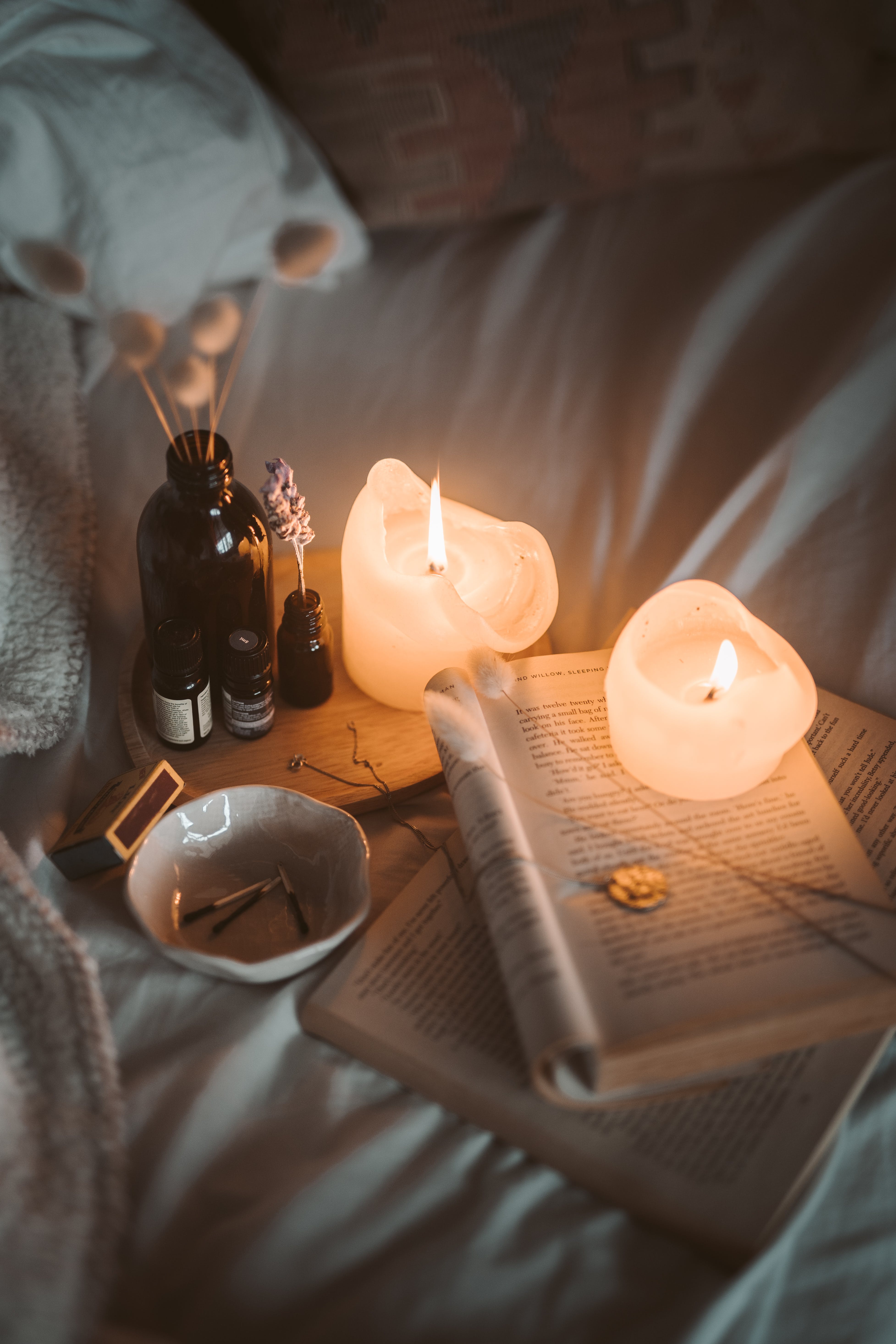 Kerzen, Buch, Bett, Kerzenlicht, Gemütlichkeit, Hygge, Hintergrundbild für iPad und Tablet