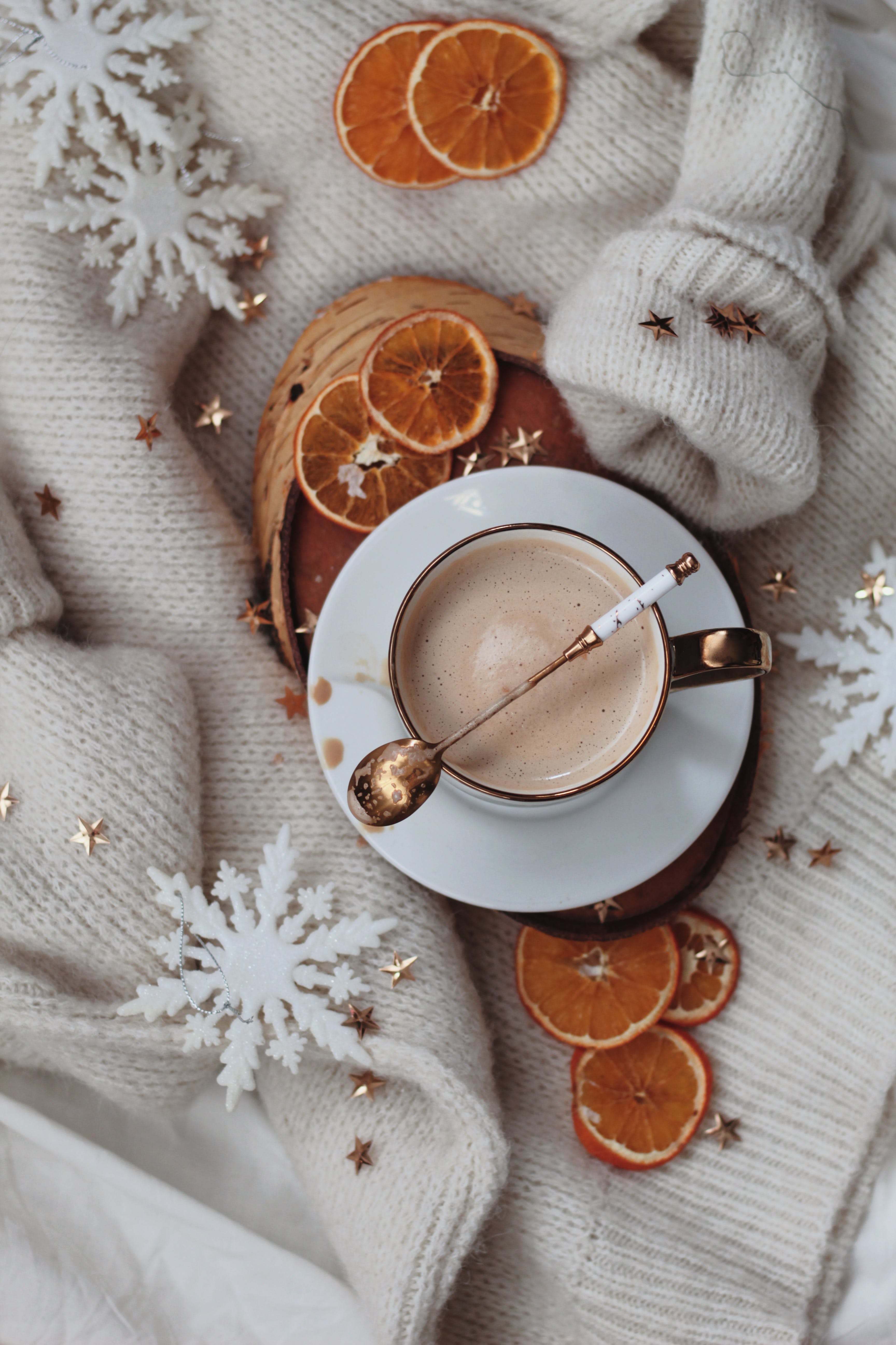Kaffee, Orangenscheiben, Strickdecke, Schneeflocken, Winter, Flatlay, QHD+, iPhone-Hintergrundbild