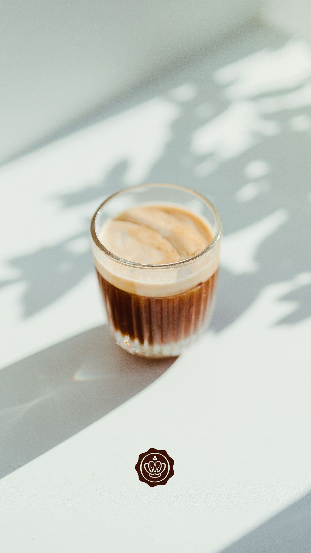 Eiskaffee, Glas, Schattenspiel, Weiß, Minimalismus, Hintergrundbild für iPhone und Android