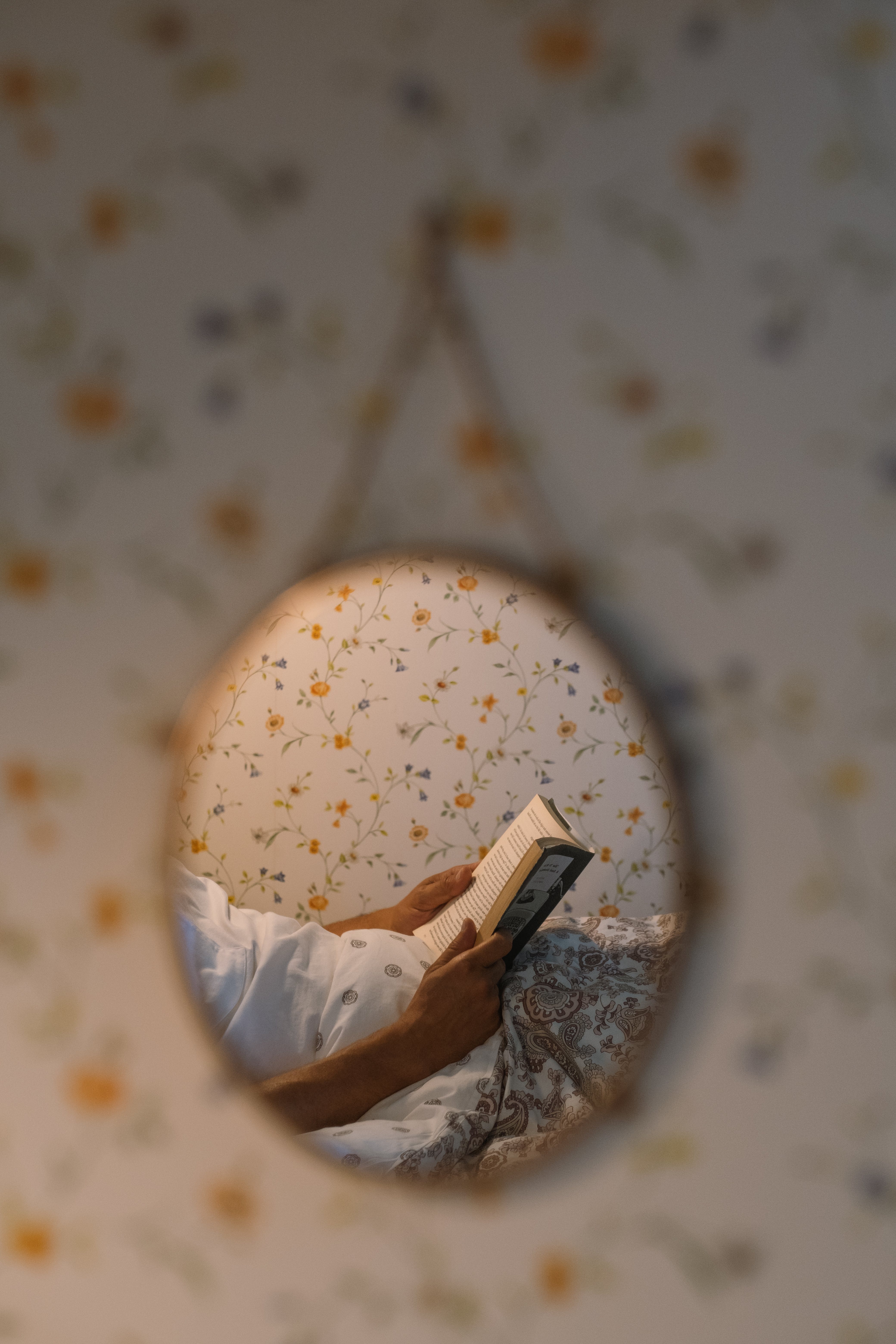 Wandspiegel, Lesende Frau, Spiegelung, Beige, Ästhetik, QHD+, Hintergrundbild fürs Handy