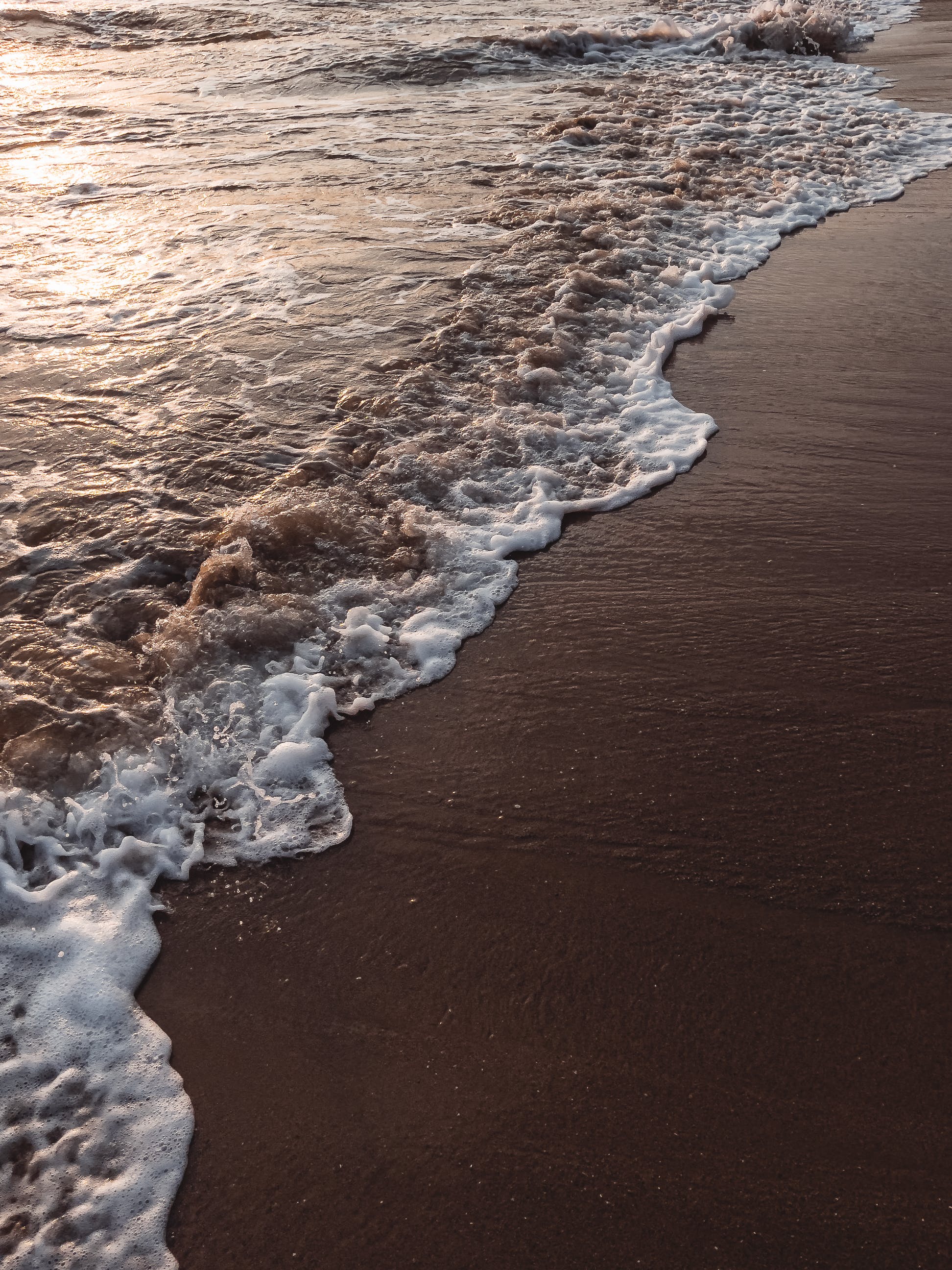 Strand, Welle, Gischt, Dunkler Sand, Küste, QHD+, Hintergrundbild fürs Tablet