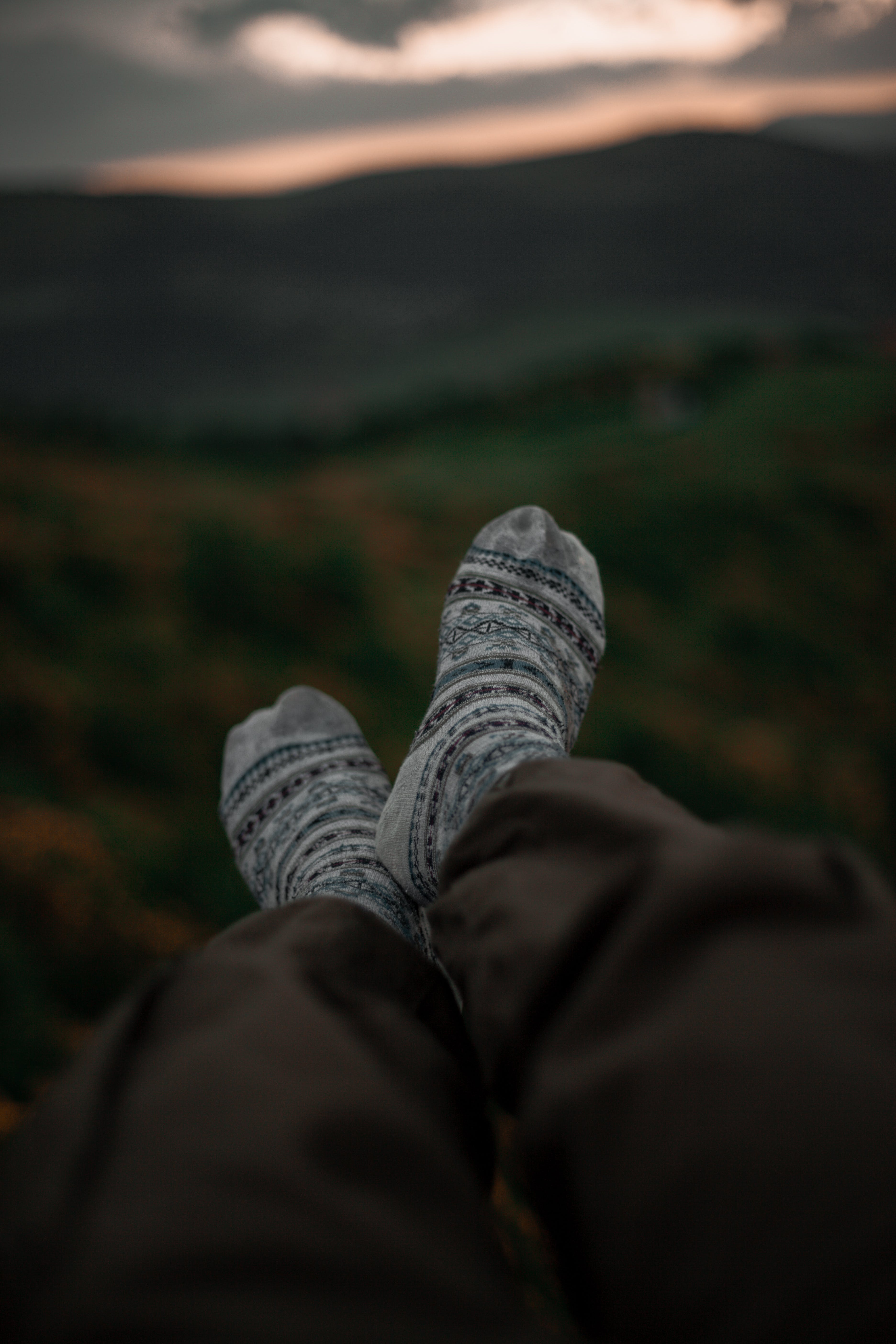 Wollsocken, Füße hochlegen, Landschaft, Aussicht, Abend, QHD+, iPhone-Hintergrundbild