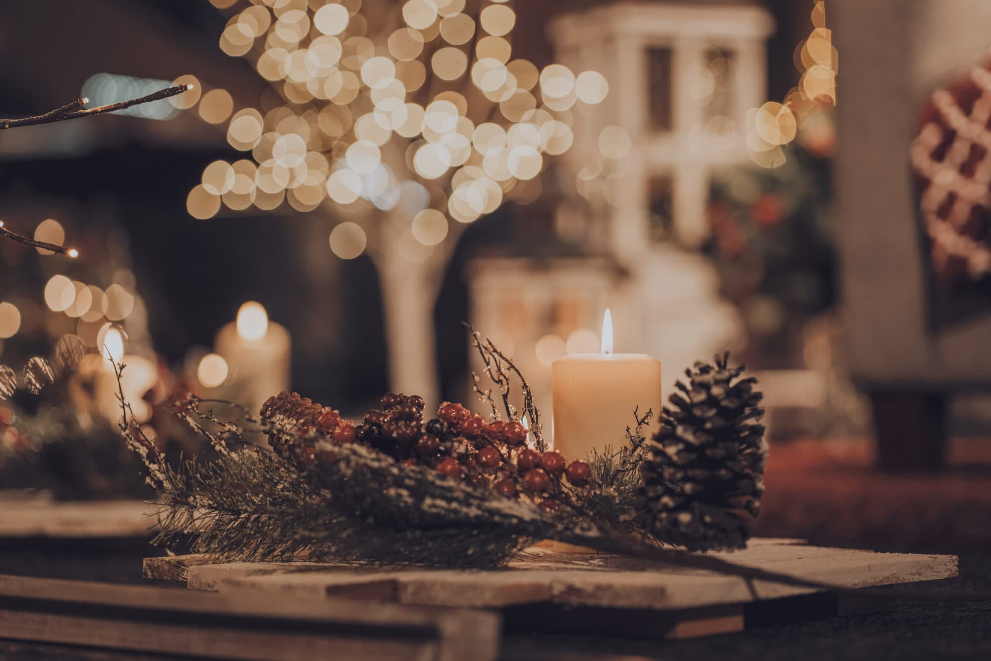 Kerzen, Tannenzapfen, Bokeh, Advent, Gemütlichkeit, Lichter, Full HD, PC-Hintergrundbild