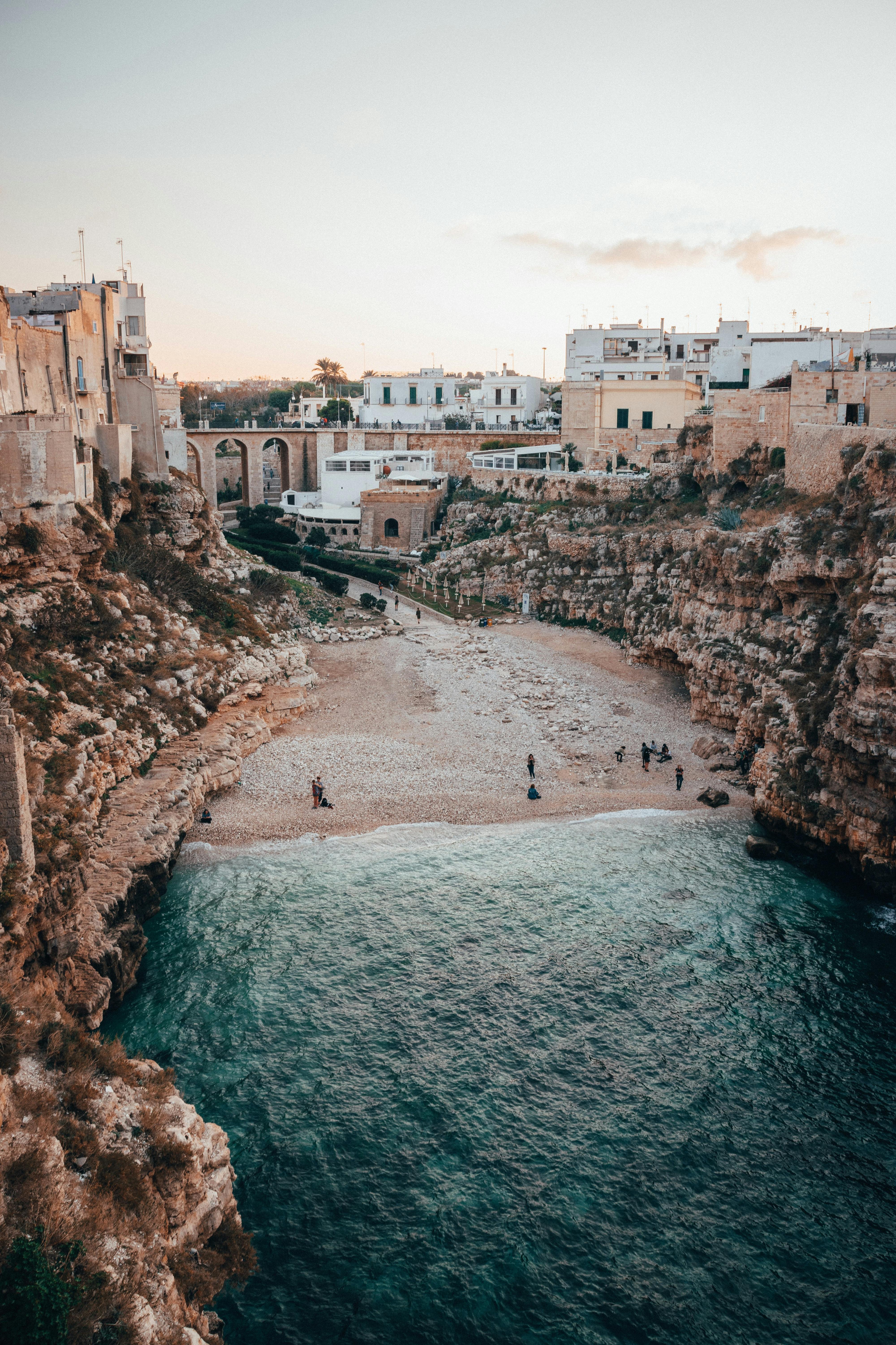 Polignano a Mare, Lama Monachile, Apulien, Italien, Bucht, Steilküste, QHD+, Handy-Hintergrundbild
